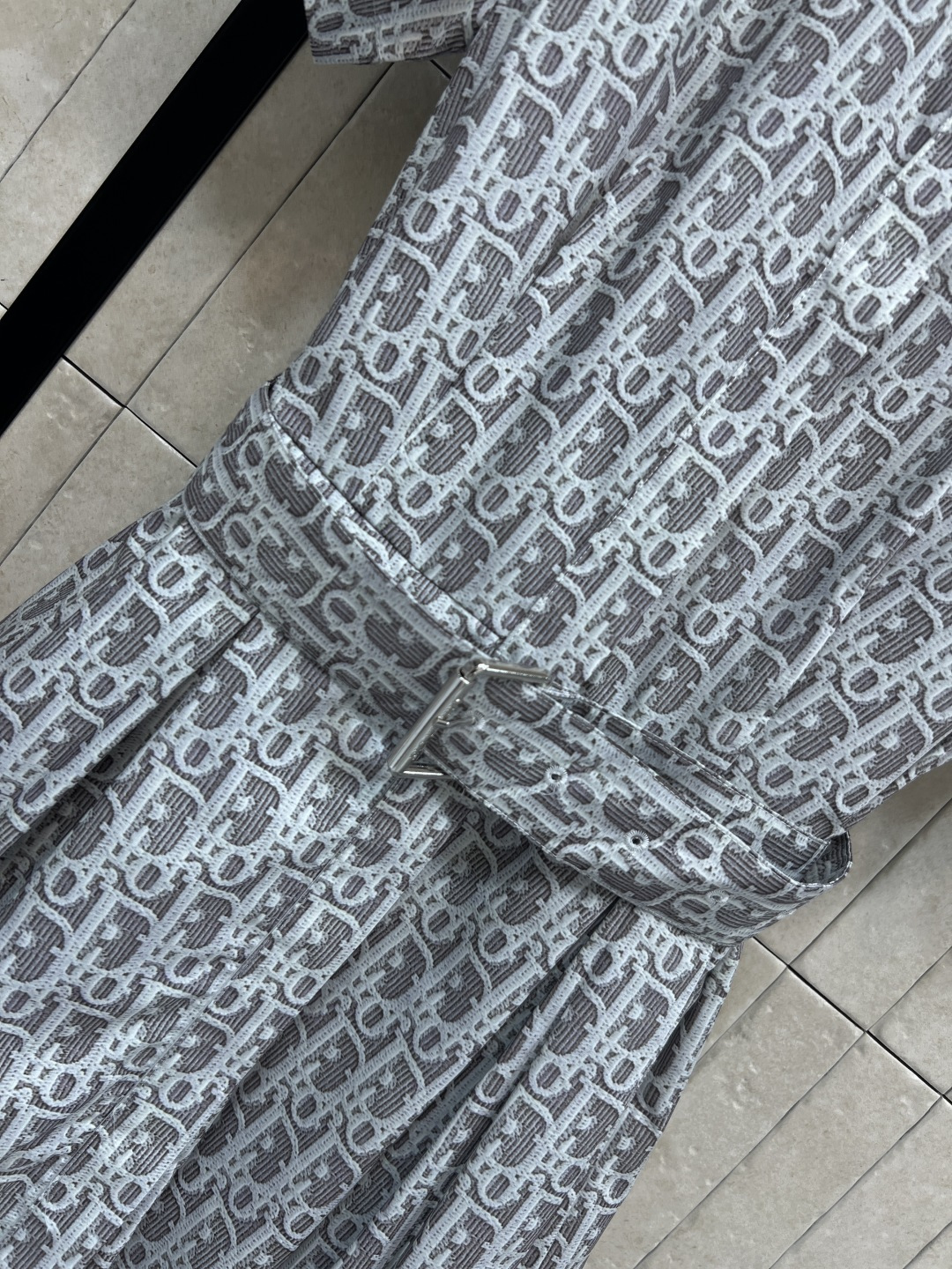 D家 26春夏新款 字母老花连衣裙 翻领短袖衬衫设计+同色系腰带 利落短袖清爽适配春夏 腰带精准修饰腰线