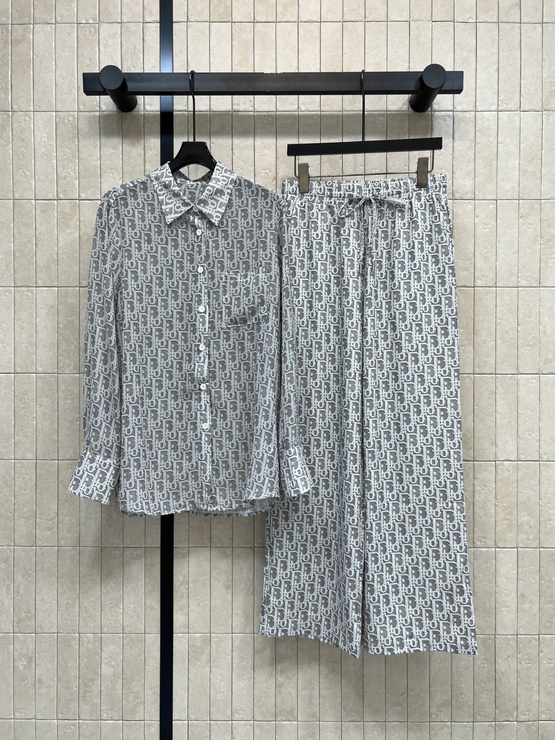NO:800917,Tops, trousers, D Home's 26 spring and summer new style, presbyopic shirt suit, loose long-sleeved shirt + high-waisted wide-leg pants. The fabric is drapey and anti-wrinkle. The loose shirt is not flattering to the figure. The wide-leg pants hide the flesh. The high-waist design increases the proportion, making you look taller and thinner. The shirt can be worn alone or layered. The pants are lazy and casual. Commuting and dating, walking on the street, everything is suitable. Three sizes in one color, Size/S-M-L,, dior, shirts,19860909上衣 长裤 D家 26春夏新款 老花衬衫套装 宽松长袖衬衫+高腰阔腿裤 面料垂顺抗皱 宽松衬衫不挑身材 阔腿裤藏肉一绝 高腰设计拉高比例 显高又显瘦 衬衫单穿叠穿都出圈 裤子慵懒随性 通勤约会 出街遛弯全拿捏 一色三码Size/S-M-L,,dior,shirts,,Women's clothing