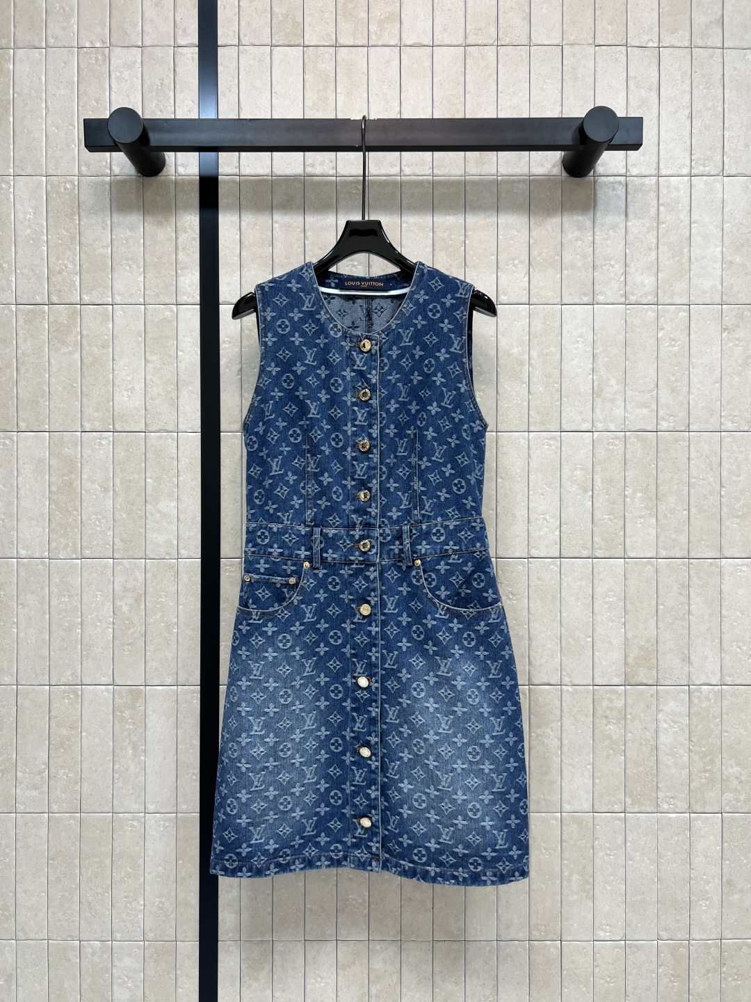 NO:800898,L's new spring and summer 26 presbyopia denim dress, classic logo print + metal button embellishment, simple and detailed, sleeveless vest design, slim fit, super flattering in spring and summer, easy to wear in daily life, street, and vacation. Pair with high boots or simple accessories to make you feel fashionable. Three sizes in one color, Size/S-M-L,, louis vuitton, boots, skirts,19860909L家 26春夏新款 老花牛仔连衣裙 经典logo印花+金属纽扣点缀 简约又有细节感 无袖背心设计 修身剪裁 春夏穿超显身材 日常 街头 度假都能轻松驾驭 搭配高筒靴或简约配饰 时髦感直接拉满 一色三码Size/S-M-L,,louis vuitton,boots,skirts,,Women's clothing