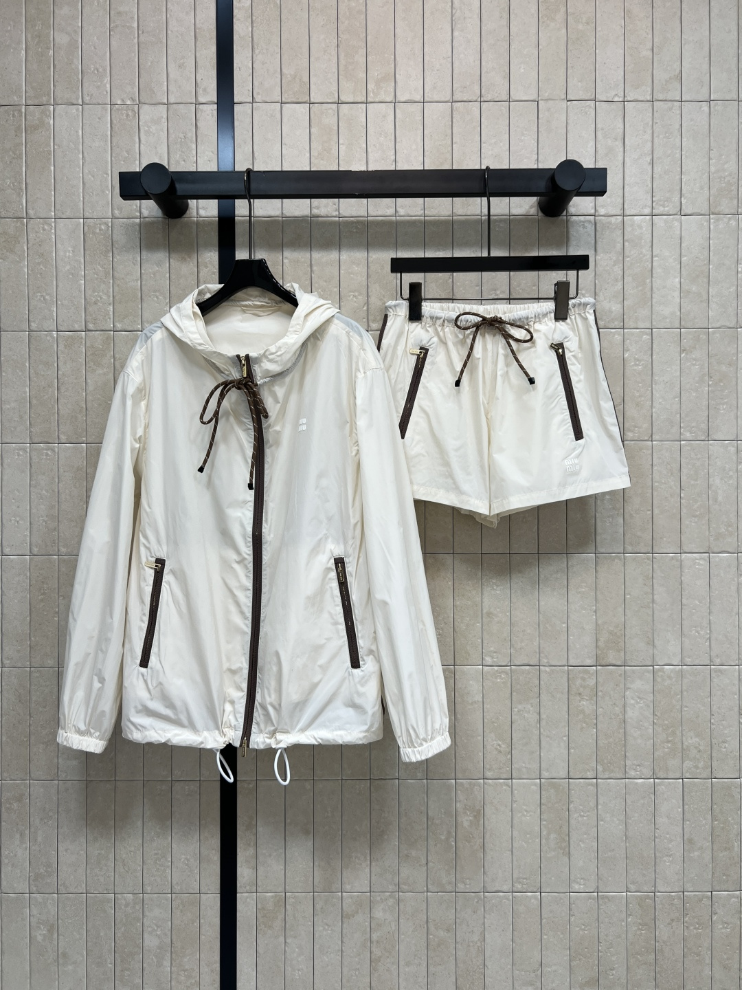 NO:800913,Jacket Shorts MIU Home 26 Spring and Summer New Style Hooded Loose Suit Hooded Jacket + High-waisted Shorts Draped and thin fabric Breathable and not stuffy Hooded drawstring design Double elastic drawstring at the hem and cuffs Freely adjustable fit Shorts elastic drawstring waistband Does not tighten the waist without picking the waistline Refreshing and casual when worn alone Layered and full when worn inside Suitable for daily commuting and outings  One color and three sizes Size/S-M-L,,miumiu,shorts,jackets & coats,hats,19860909外套 短裤MIU家 26春夏新款 连帽宽松套装 连帽外套+高腰短裤 垂顺轻薄面料 透气不闷汗 连帽抽绳设计 下摆袖口双收束松紧 自由调节版型 短裤松紧抽绳腰头 不勒腰不挑腰围 单穿清爽随性 叠穿内搭层次感拉满 日常通勤 出游踏青都适配 一色三码Size/S-M-L,,miumiu,shorts,jackets & coats,hats,,Women's clothing