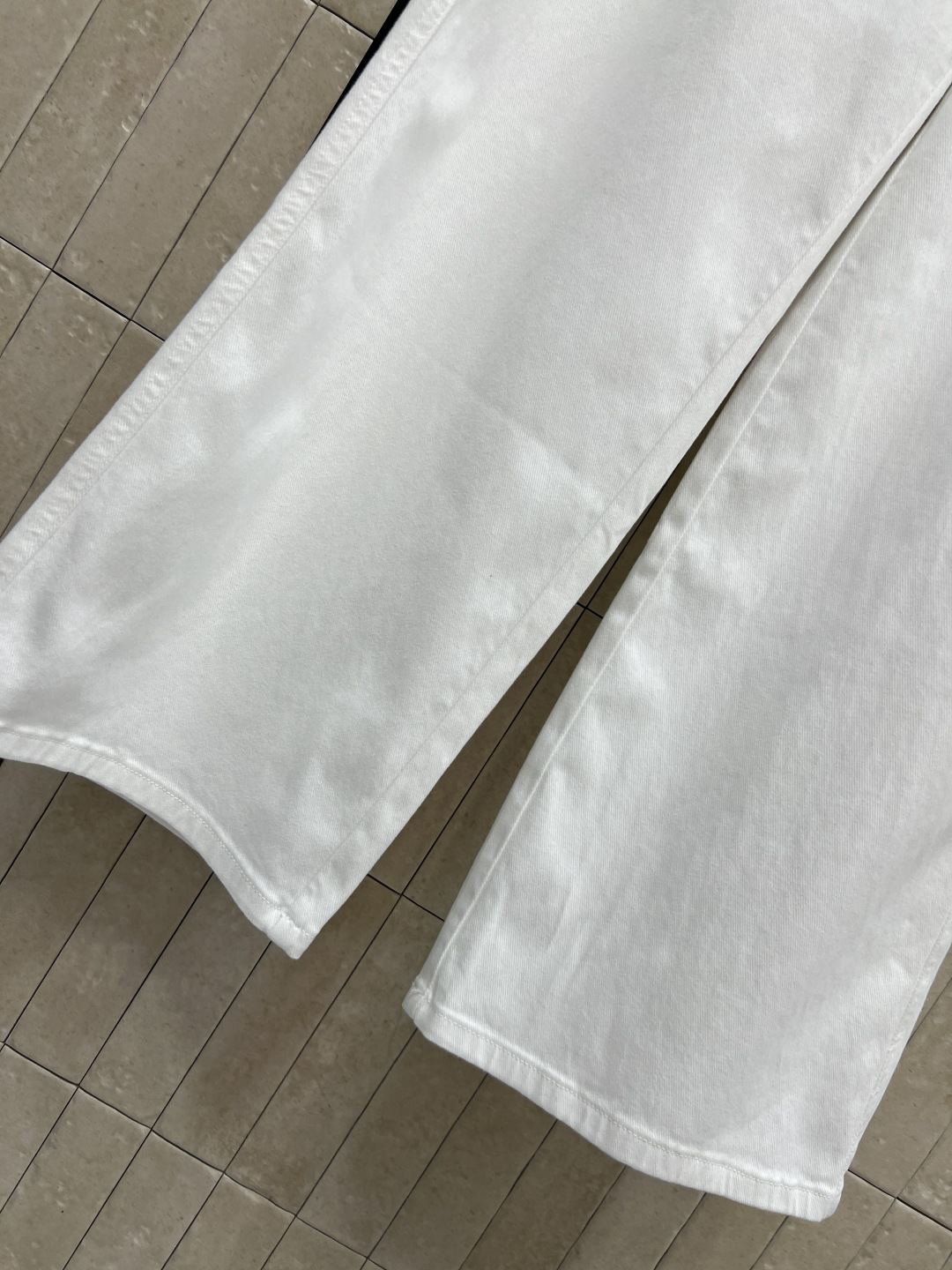 C家 26春夏新款 白色阔腿牛仔裤 采用挺括牛仔面料 高腰+宽松直筒设计 显瘦又修饰腿型 纽扣和明线口袋
