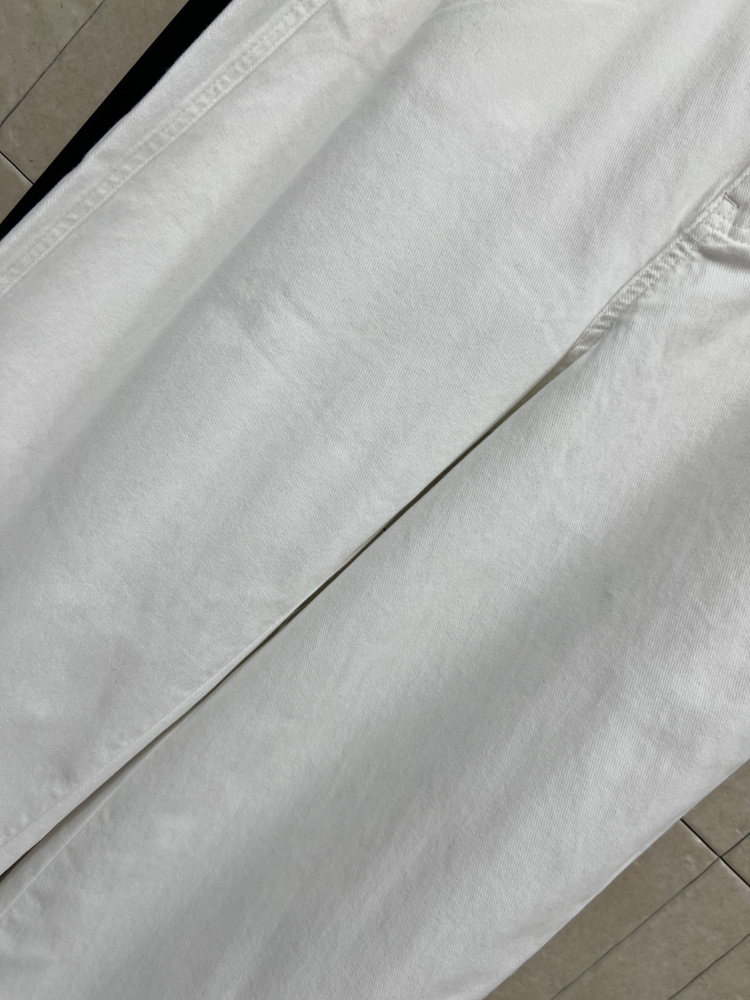 C家 26春夏新款 白色阔腿牛仔裤 采用挺括牛仔面料 高腰+宽松直筒设计 显瘦又修饰腿型 纽扣和明线口袋