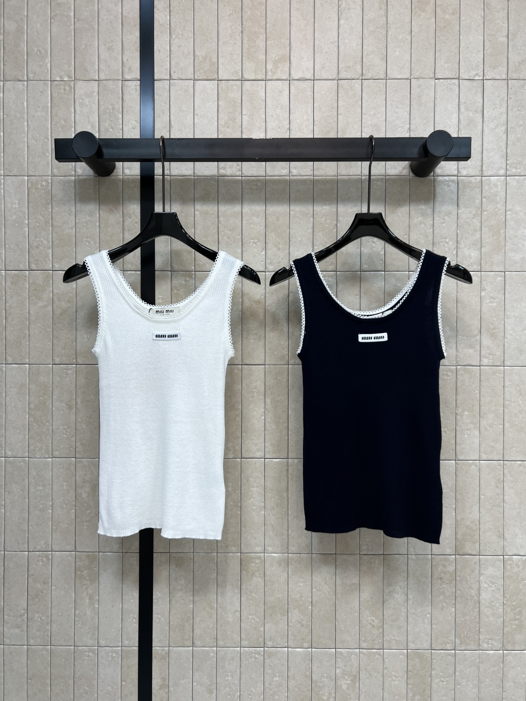 NO:801353,MIU Home 26 Spring and Summer New Style Knitted Vest T-shirt Knitted Material Soft and Comfortable Round Neck Sleeveless Design Lace Details Super Exquisite Brand Logo on the Chest Simple and Recognizable Loose Fit It’s OK to Wear Alone or Layered Under It Paired with Jeans and Skirts Easily Get Retro Street Style Everyday Outings Can Be Easily Controlled in Casual Occasions Fashionable and Practical Two Colors and Three Codes Size/S-M-L,,miumiu,skirts,jeans,tees,t-shirt,19860909MIU家 26春夏新款 针织背心T恤 针织材质 柔软舒适 圆领无袖设计 蕾丝花边细节超精致胸前品牌标识 简约又有辨识度 宽松版型 单穿或内搭都很OK 搭配牛仔裤 半裙 轻松get复古街头风 日常出街 休闲场合都能轻松驾驭 时尚又实用 两色三码Size/S-M-L,,miumiu,skirts,jeans,tees，t-shirt,,Women's clothing