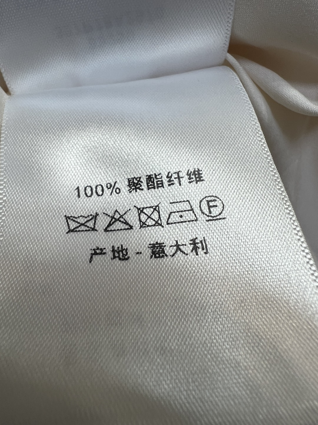 D家 26春夏新款 短袖衬连衣裙 精致翻领+立体小花金扣 飞袖包容肩臂线条 自带同色系腰带 精准收束小蛮