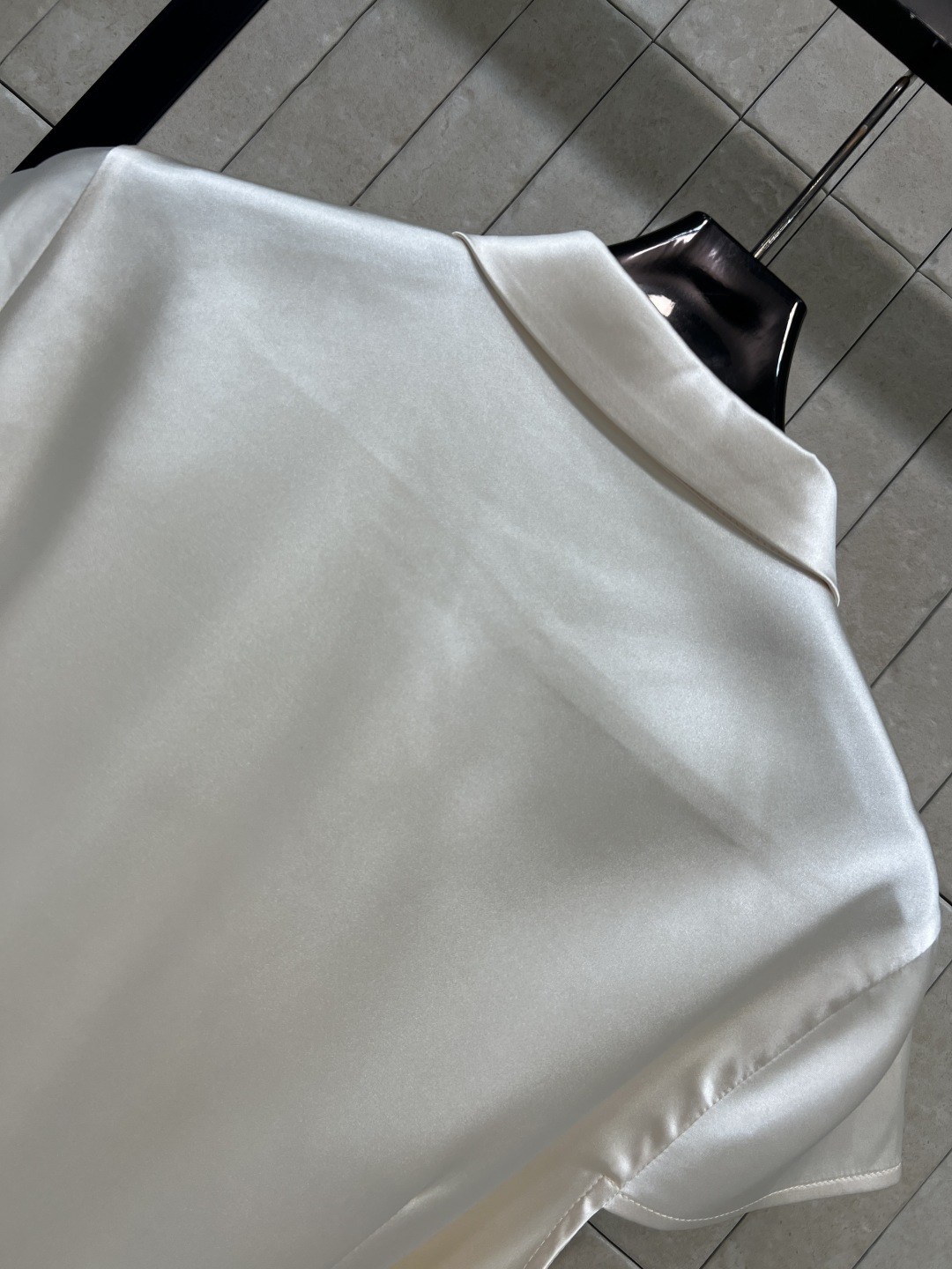 D家 26春夏新款 短袖衬连衣裙 精致翻领+立体小花金扣 飞袖包容肩臂线条 自带同色系腰带 精准收束小蛮