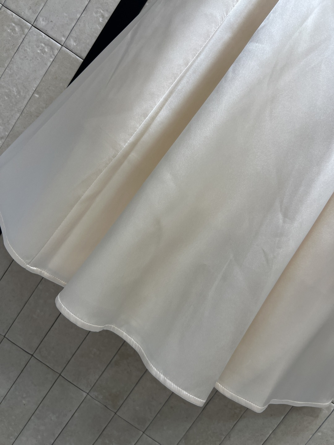 D家 26春夏新款 短袖衬连衣裙 精致翻领+立体小花金扣 飞袖包容肩臂线条 自带同色系腰带 精准收束小蛮