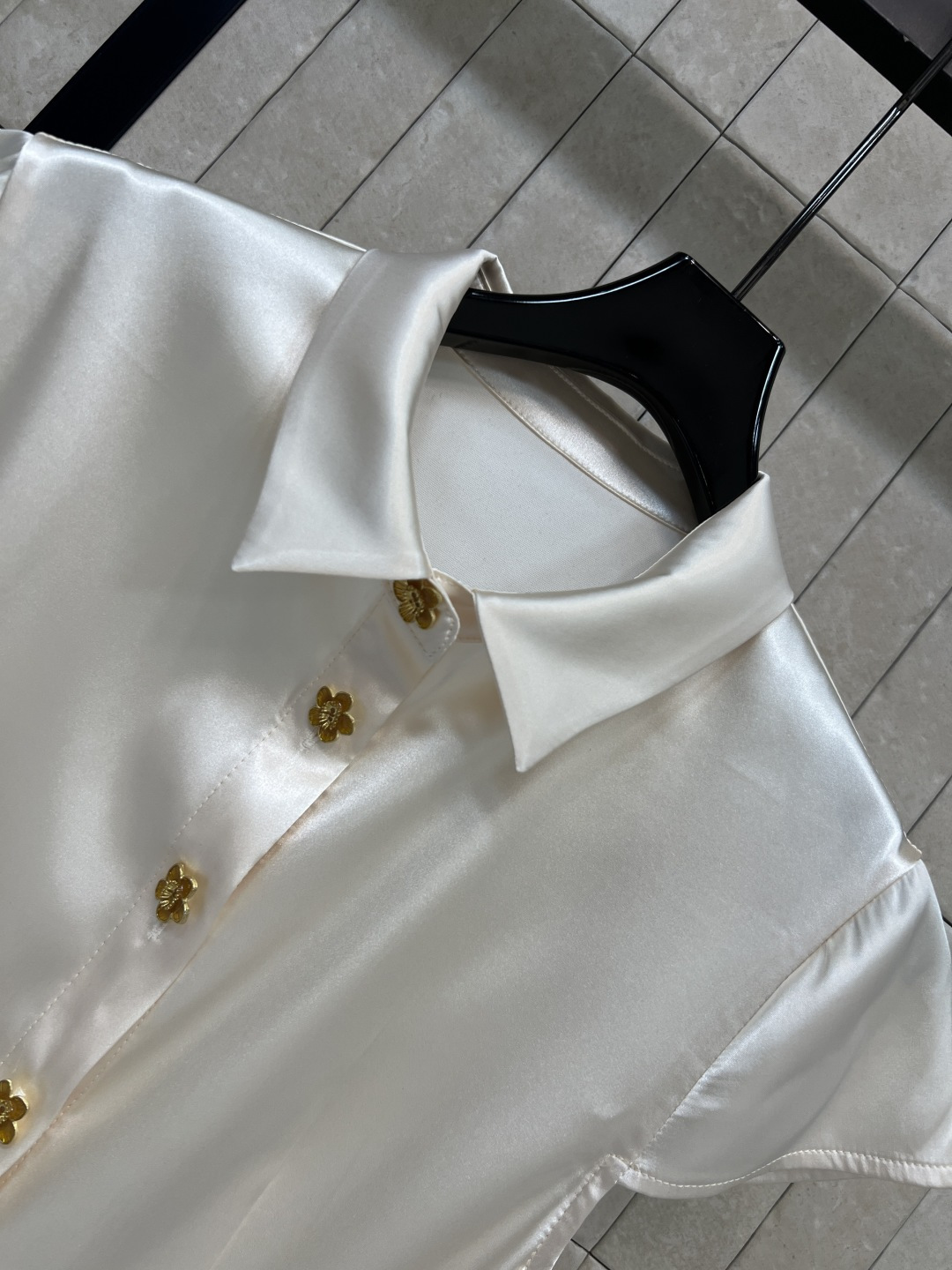 D家 26春夏新款 短袖衬连衣裙 精致翻领+立体小花金扣 飞袖包容肩臂线条 自带同色系腰带 精准收束小蛮