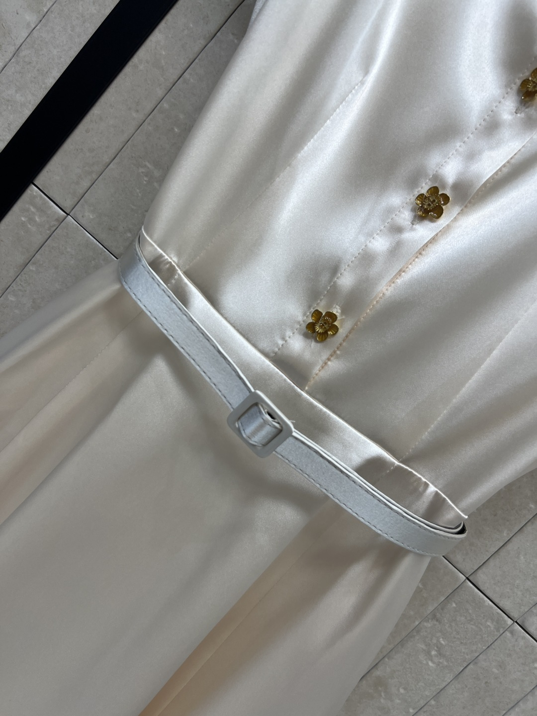 D家 26春夏新款 短袖衬连衣裙 精致翻领+立体小花金扣 飞袖包容肩臂线条 自带同色系腰带 精准收束小蛮