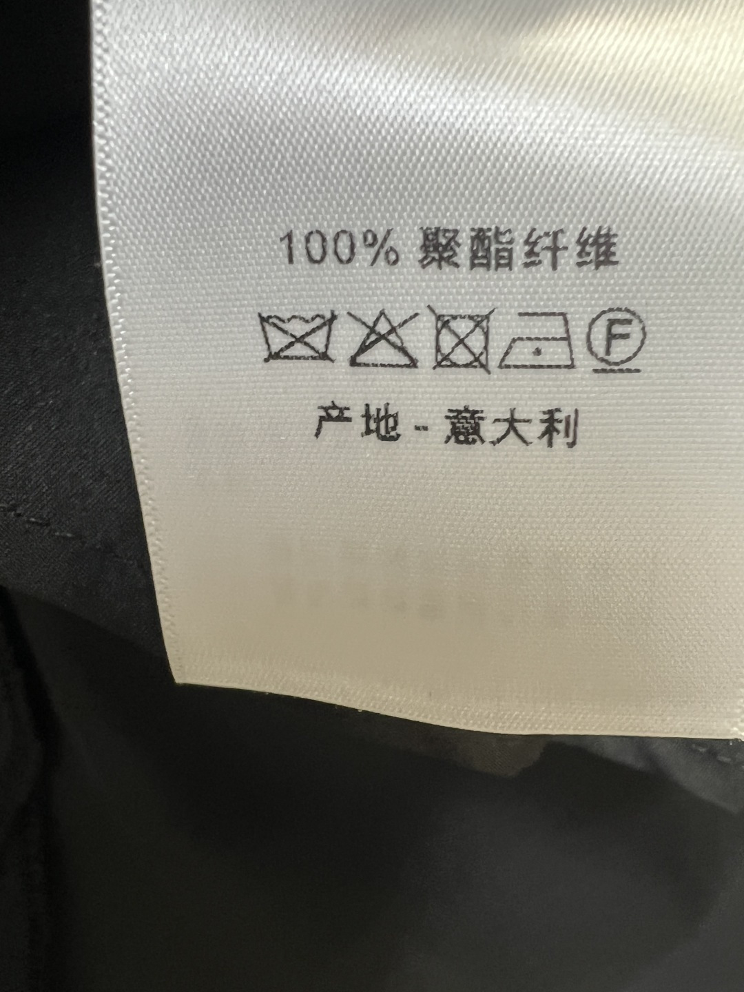 D家 26春夏新款 短袖衬连衣裙 精致翻领+立体小花金扣 飞袖包容肩臂线条 自带同色系腰带 精准收束小蛮