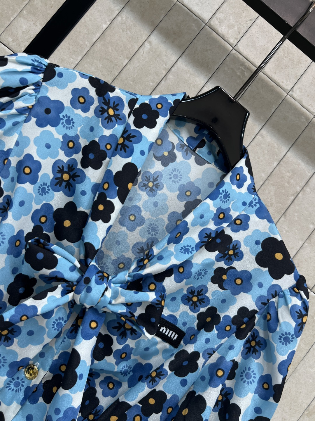 MIU家 26春夏新款 蓝色碎花连衣裙 蓝底配黑色碎花 清新优雅超有氛围感 V领+泡泡袖修饰肩颈 收腰设