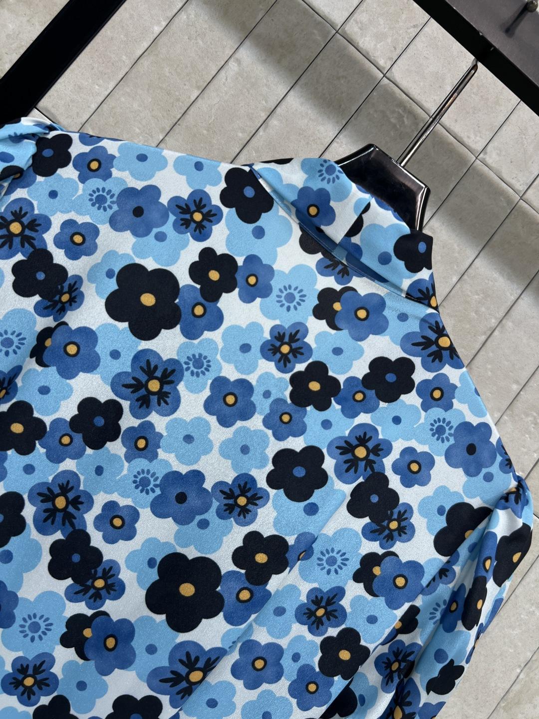 MIU家 26春夏新款 蓝色碎花连衣裙 蓝底配黑色碎花 清新优雅超有氛围感 V领+泡泡袖修饰肩颈 收腰设