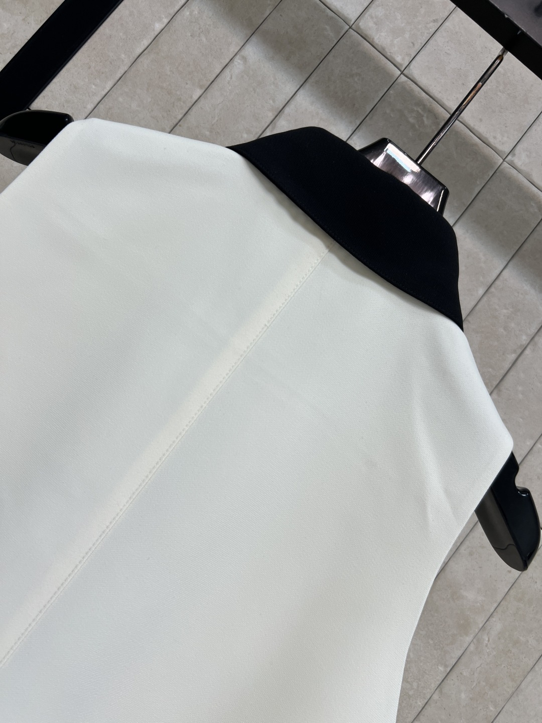 C家 26春夏新款 撞色无袖连衣裙 经典小香风设计 简约优雅 柔软亲肤 透气性超棒 夏天穿超舒服 翻领+