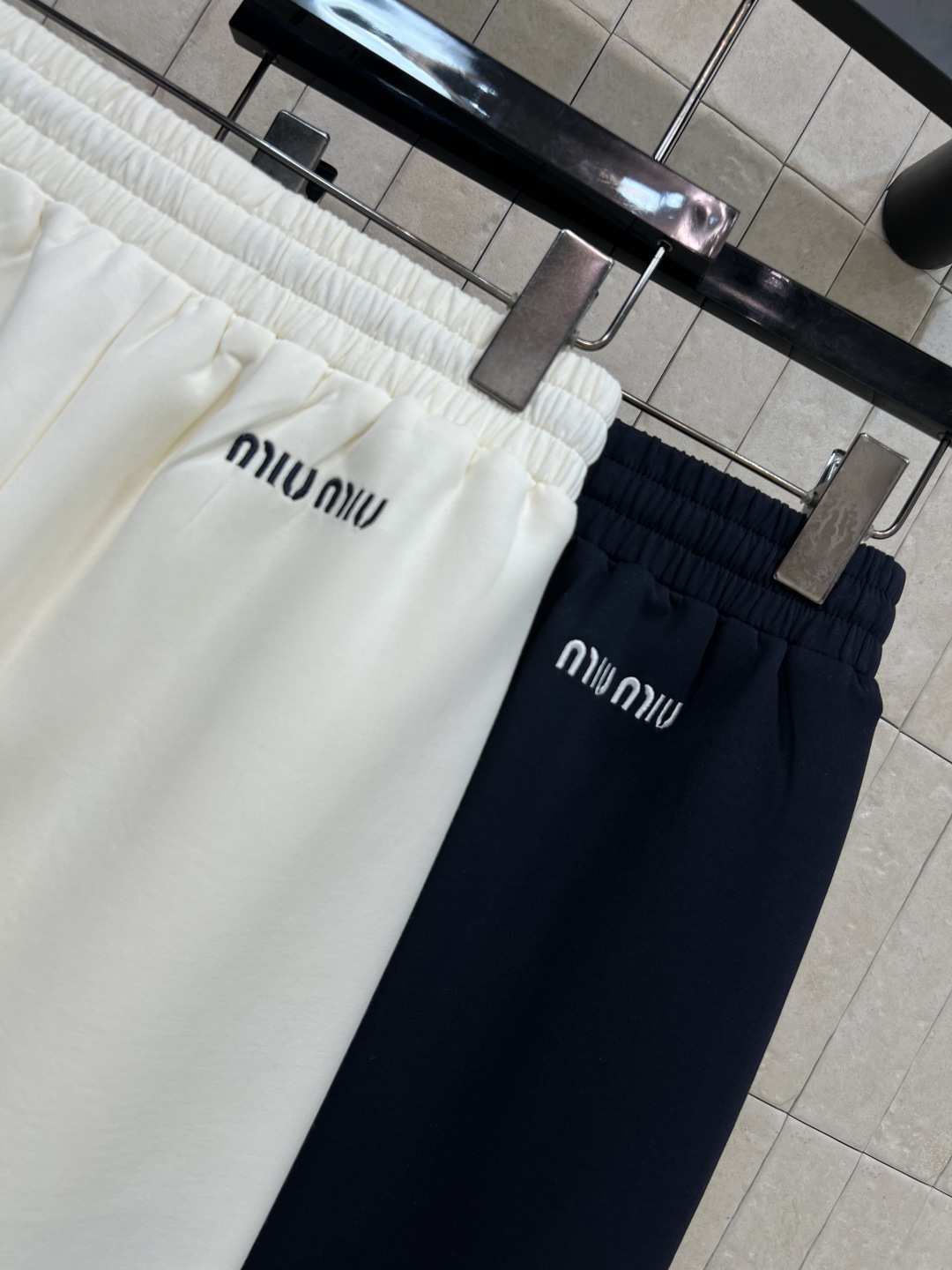 MIU家 26春夏新款 抽绳阔腿休闲裤 宽松直筒设计 轻薄透气面料 抽绳加上松紧腰自由调节 裤腿垂坠感满