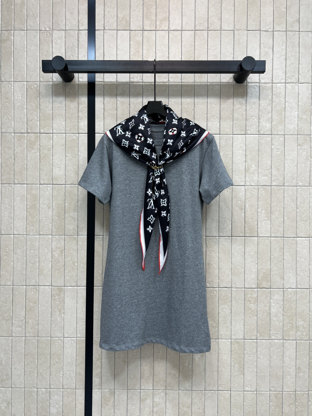 NO:801388,L's 26 spring and summer new style shawl round neck dress, simple round neck short-sleeved design, breathable pure cotton fabric, skin-friendly and comfortable to wear, black printed silk scarf on the neckline, red and white edging, full of fashion sense, classic and versatile overall style, suitable for daily or casual occasions, easy to match with various accessories, showing personality and elegance, two colors and four codes Size/S-M-L-XL,, louis vuitton, skirts, T-shirt, shawls,19860909L家 26春夏新款 披肩圆领连衣裙 简约圆领短袖设计 纯棉面料透气 穿着亲肤舒适 领口搭配黑色印花丝巾 红白边点缀 时尚感满满 整体风格经典百搭 适合日常或休闲场合 轻松搭配各种配饰 展现个性与优雅气质 两色四码Size/S-M-L-XL,,louis vuitton,skirts,T-shirt,shawls,,Women's clothing