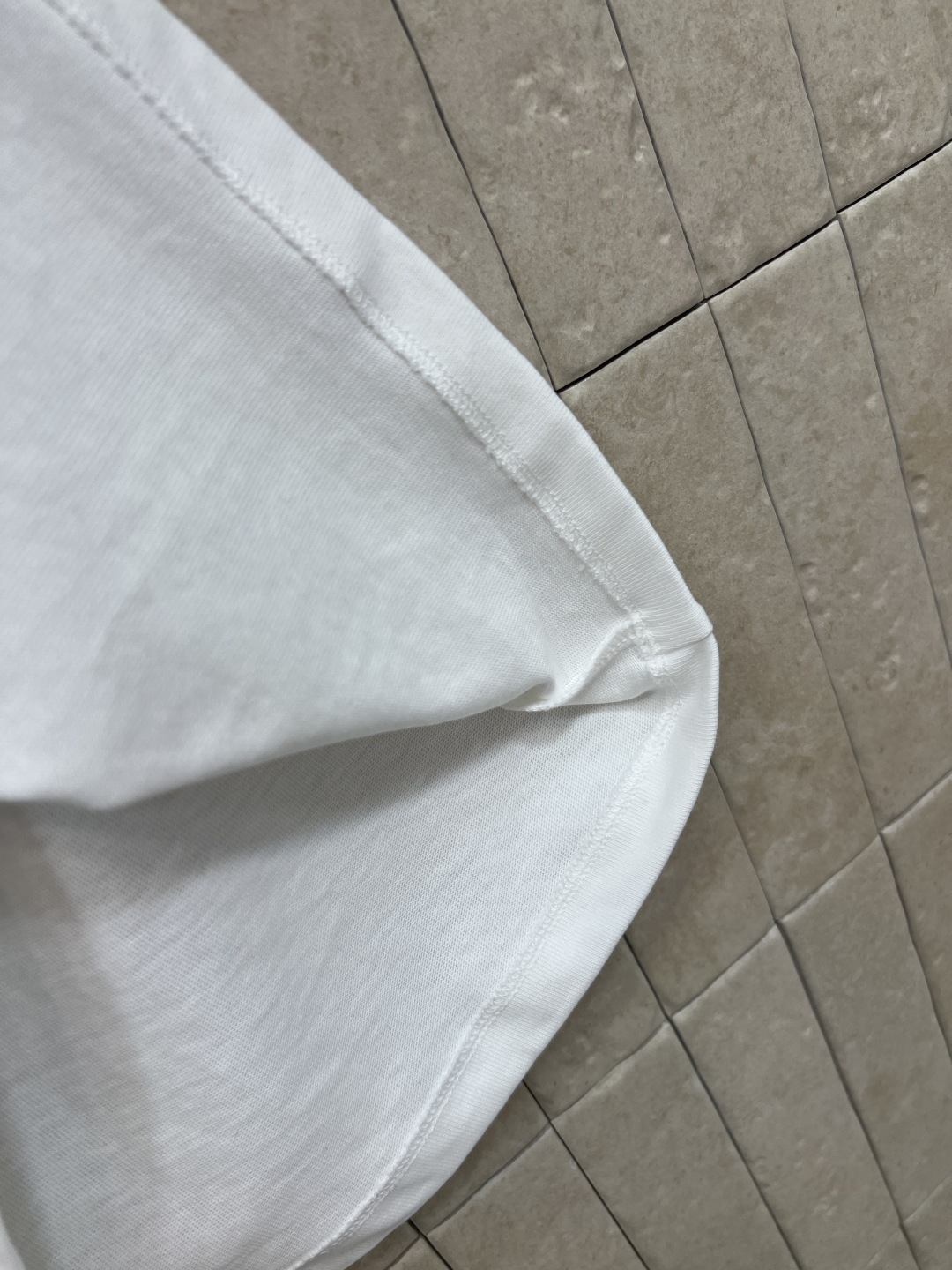 L家 26春夏新款 披肩圆领连衣裙 简约圆领短袖设计 纯棉面料透气 穿着亲肤舒适 领口搭配黑色印花丝巾 