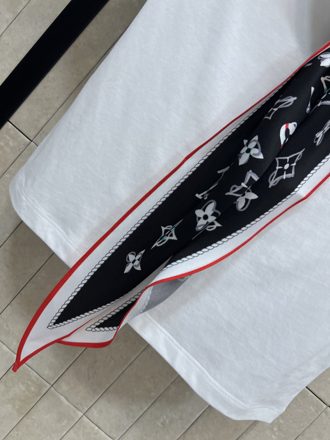 L家 26春夏新款 老花丝巾T恤 圆领T恤+黑logo老花丝巾 红白边设计超有辨识度 高质量纯棉面料 吸