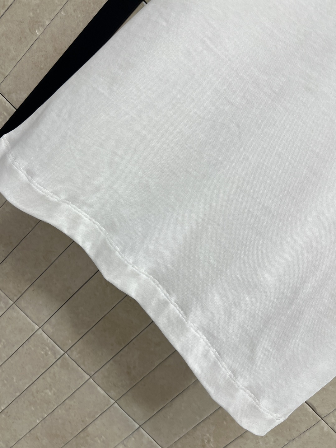 L家 26春夏新款 印花圆领T恤 纯棉面料柔软透气 春夏穿超舒服 正面条纹口袋+花卉 钥匙等元素 艺术感