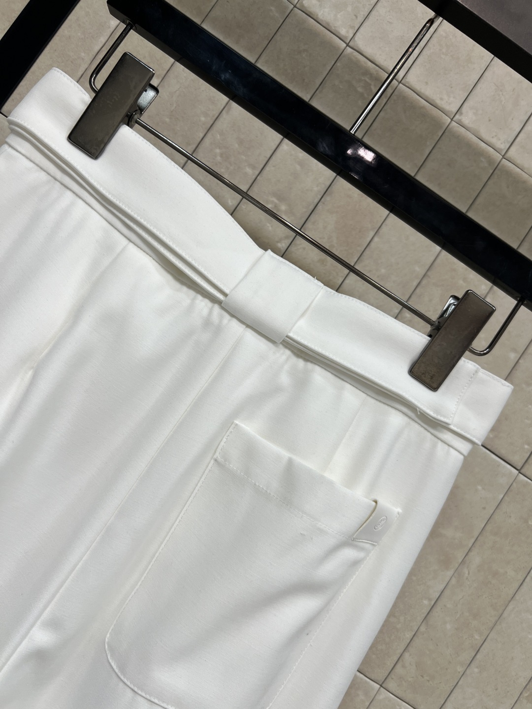 L家 26春夏新款 白色高腰阔腿裤 面料垂感好又透气 春夏穿超舒服 高腰+金属扣腰带 修饰腰线 显瘦显高