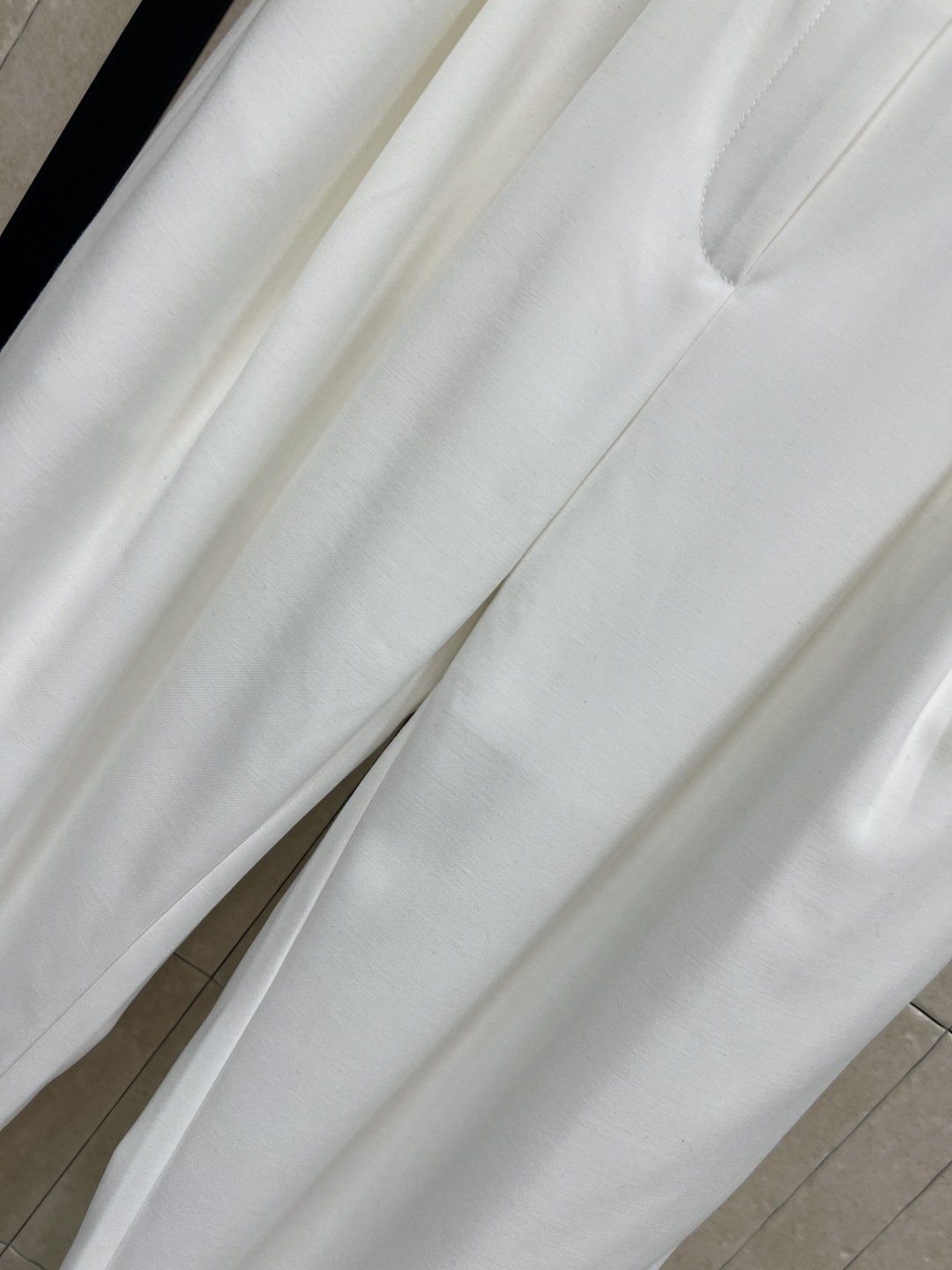 L家 26春夏新款 白色高腰阔腿裤 面料垂感好又透气 春夏穿超舒服 高腰+金属扣腰带 修饰腰线 显瘦显高