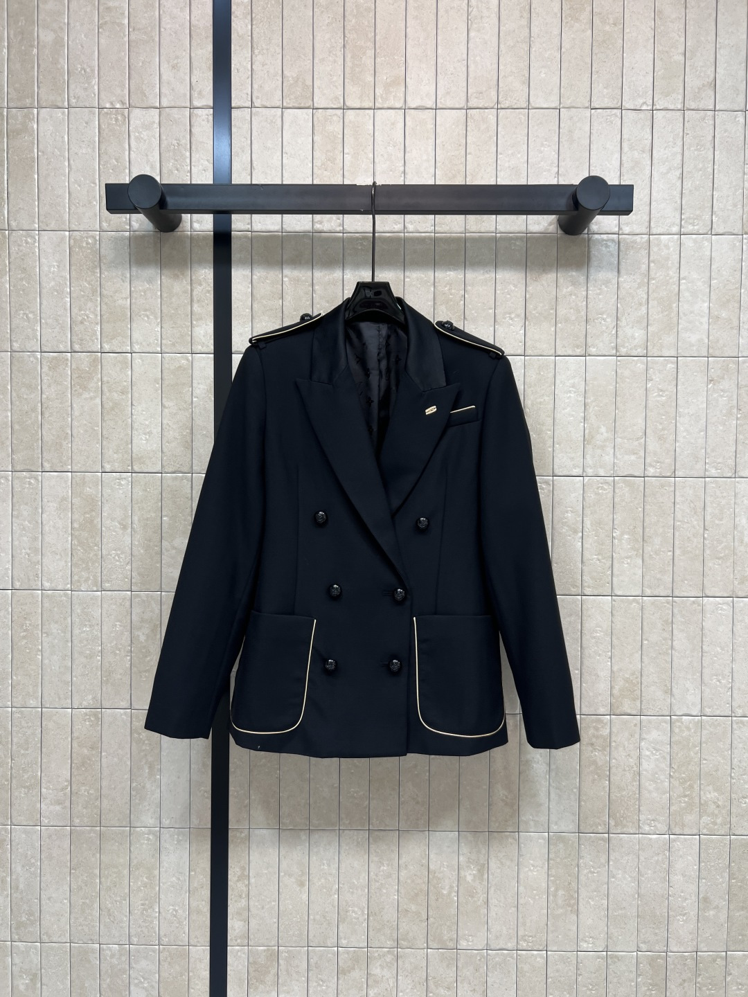 NO:801389,L's new spring and summer 26 V-neck blazer, decorative stripes on the shoulders + metal buttons, perfect details, double-row six-button design, smooth lines, exquisite tailoring, modified body curves, symmetrical pockets at the hem, practical and beautiful, low-key and unobtrusive, can be easily managed in the workplace and business situations. Pair it with trousers or skirts of the same color, and easily get a sense of luxury. Four sizes in one color, Size/S-M-L-XL,, louis vuitton, skirts, jackets & coats, business  suit,19860909L家 26春夏新款 V领西装外套 肩部装饰条纹+金属纽扣 细节满分 双排六粒扣设计 线条流畅 剪裁精致 修饰身材曲线 下摆对称口袋 实用又美观 低调不张扬 职场 商务场合都能轻松驾驭 搭配同色西裤或裙装 轻松get高级感 一色四码Size/S-M-L-XL,,louis vuitton,skirts,jackets & coats,business suit,,Women's clothing