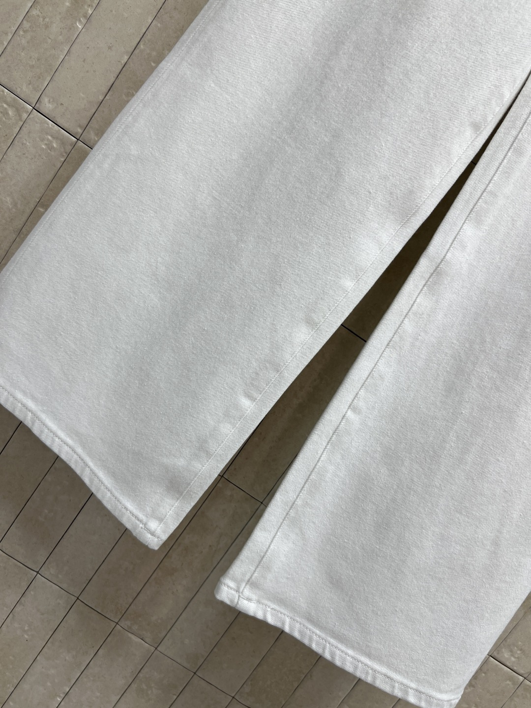C家 26春夏新款 白色阔腿牛仔裤 采用挺括牛仔面料 高腰+宽松直筒设计 显瘦又修饰腿型 纽扣和明线口袋