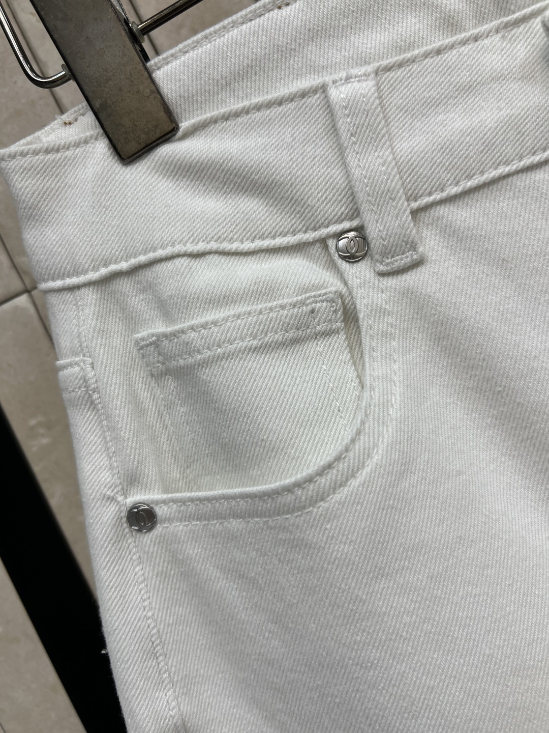 C家 26春夏新款 白色阔腿牛仔裤 采用挺括牛仔面料 高腰+宽松直筒设计 显瘦又修饰腿型 纽扣和明线口袋