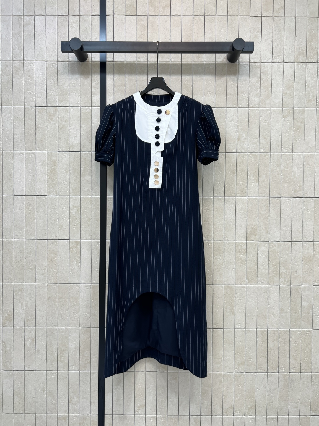 NO:801908,L's 26 spring and summer new style, sailing vacation series, anchor hardware, dark blue vertical stripes + white splicing, simple and high-end, light and thin fabric, super comfortable to wear in spring and summer, metal buttons on the front, perfect details, irregular skirt design, both layered and fashionable, easy to control in daily or formal occasions, quality and design coexist, four sizes in one color, Size/S-M-L-XL,, louis vuitton, skirts,19860909L家26春夏新款 航海度假系列 船锚五金 深蓝竖条纹+白色拼接 简约又高级 轻薄面料 春夏穿超舒适 前襟金属纽扣点缀 细节满分 不规则裙摆设计 层次感和时尚感兼具 日常或正式场合都能轻松驾驭 品质与设计感并存 一色四码Size/S-M-L-XL,,louis vuitton,skirts,,Women's clothing