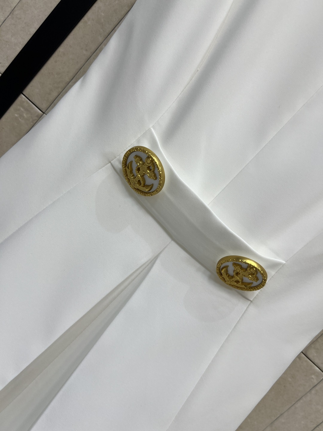 L家26春夏新款 航海度假系列 船锚五金 面料垂顺不易皱 简约大气 腰间两个金属扣点缀 修身显高腰线 伞
