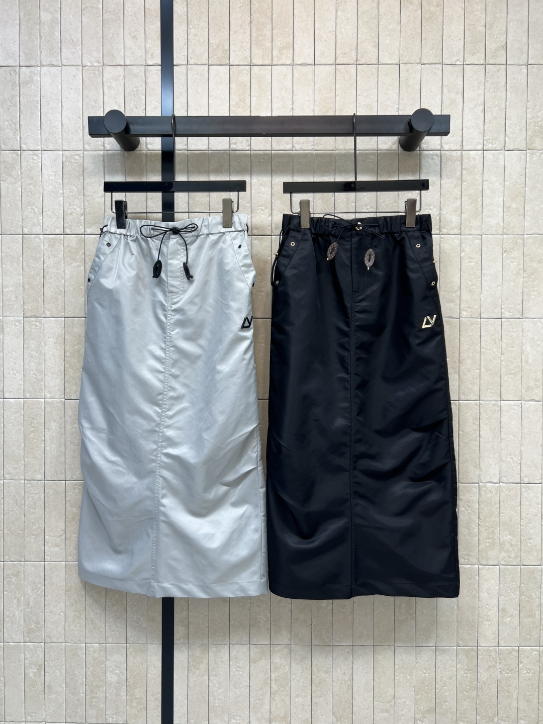 NO:802636,L's 26 new spring and summer style drawstring high-waist skirt A-line version + elastic waist + adjustable drawstring Comfortable and practical Covers the crotch to make you look slimmer Extra points Large pockets on the skirt + zipper details Three-dimensional pleated tailoring Refreshing and versatile Suitable for spring and summer Pair with old man's shirt, suspenders or shirts Easily get sweet cool or Japanese style Great for commuting and outing Two colors and three sizes Size/S-M-L,,louis  vuitton,skirts,shirts,19860909L家 26春夏新款 抽绳高腰半裙 A字版型+松紧腰+可调节抽绳 舒适又实用 遮胯显瘦超加分 裙身大口袋+拉链细节 立体褶皱剪裁 清爽百搭 春夏穿超合适 搭配老头衫 吊带或衬衫 轻松get甜酷or日系风 通勤出街都很赞 两色三码Size/S-M-L,,louis vuitton,skirts,shirts,,Women's clothing