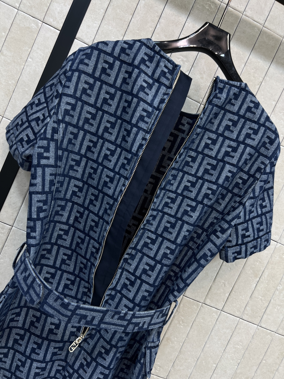 FD家 26春夏新款 牛仔连衣裙 经典Logo满印 品牌辨识度超高 高品质牛仔布 挺括有型不易皱 百搭不