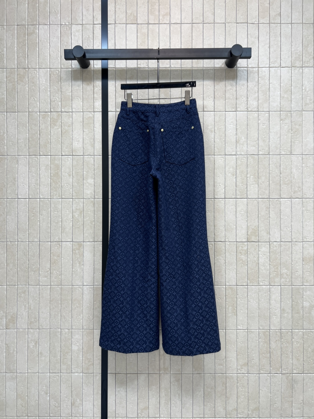 L家 26春夏新款 YB提花老花高腰牛仔裤 牛仔面料 挺括有型 高腰锁腰设计 精准收紧腰 复古金色金属扣