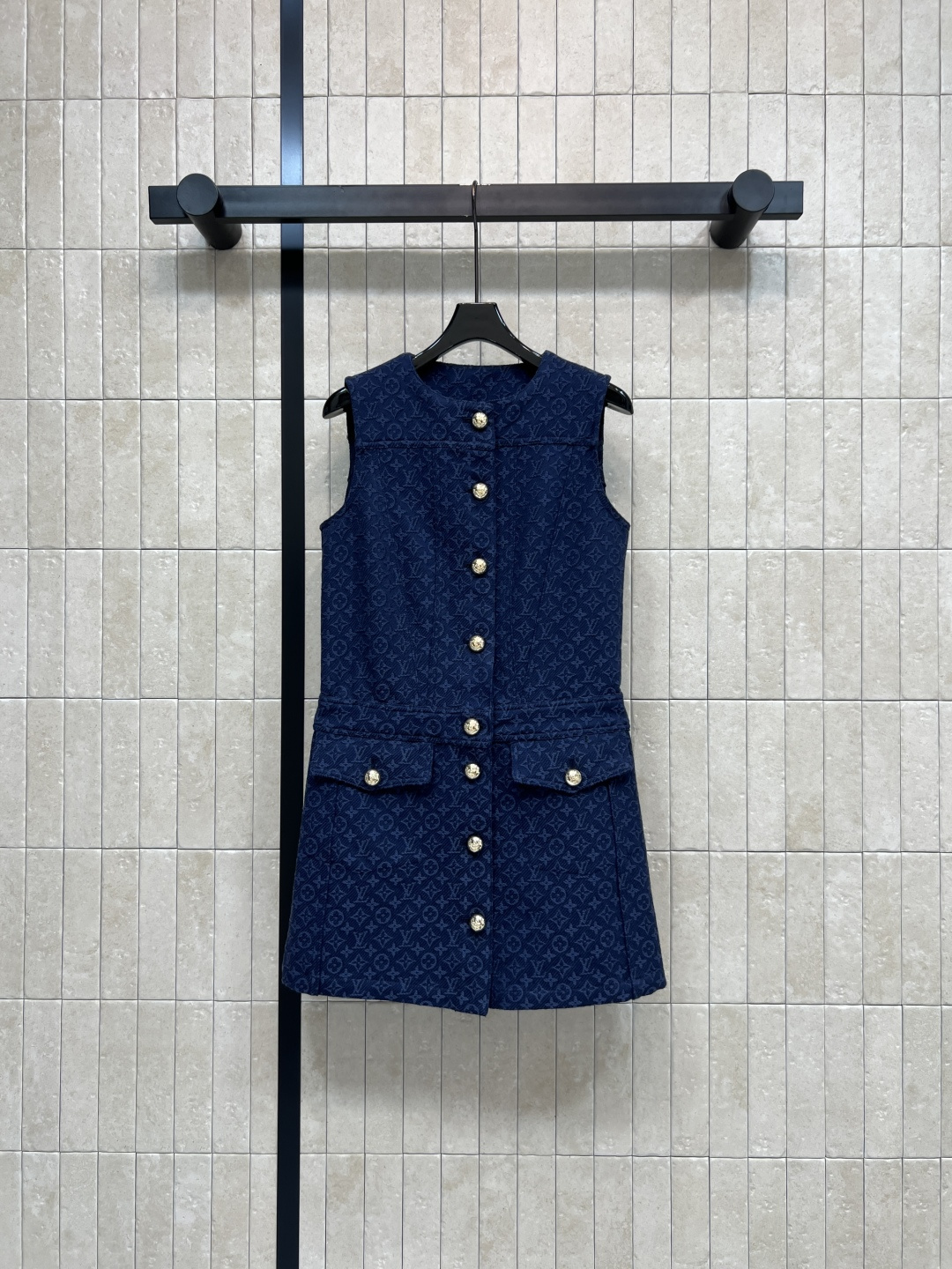 NO:803209,L's 26 spring and summer new style YB jacquard sleeveless dress Gentle sleeveless round neck cut High waistline waist design Straight A-line short skirt Neat and tall, slimming Pure cotton denim fabric Crisp and stylish, not easy to wrinkle Metal buttons + symmetrical pockets Exquisite details Can be easily managed for commuting or formal occasions Excellent when worn alone and layered Easily create a high-end look Four sizes in one color Size/S-M-L-XL,, louis  vuitton,skirts,19860909L家 26春夏新款 YB提花无袖连衣裙 温柔无袖圆领剪裁 高腰线收腰设计 直筒A字短裙摆 利落显高显瘦 纯棉牛仔面料 挺括有型不易皱 金属纽扣+对称口袋 细节精致 通勤或正式场合都能轻松驾驭 单穿叠搭都很出彩 轻松打造高级感穿搭 一色四码Size/S-M-L-XL,,louis vuitton,skirts,,Women's clothing