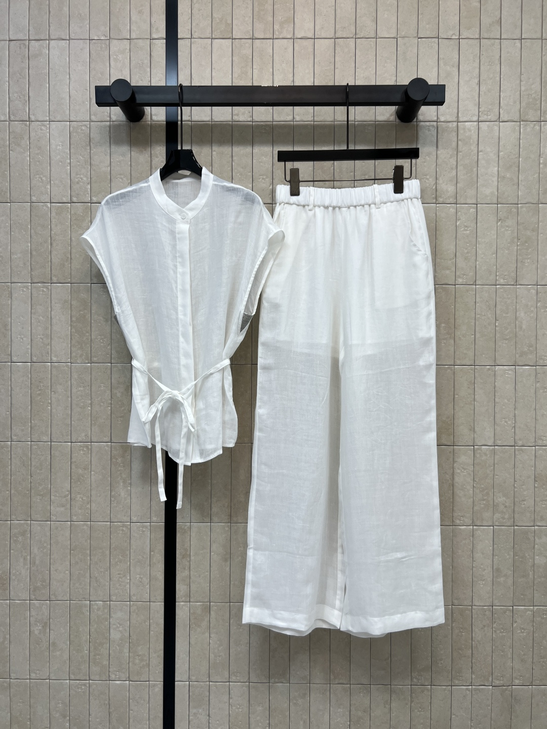 26春夏新款 无袖亚麻套装 立领无袖衬衫+高腰阔腿裤 采用透气纯亚麻面料 侧边收腰绑带 利落修身 松紧腰