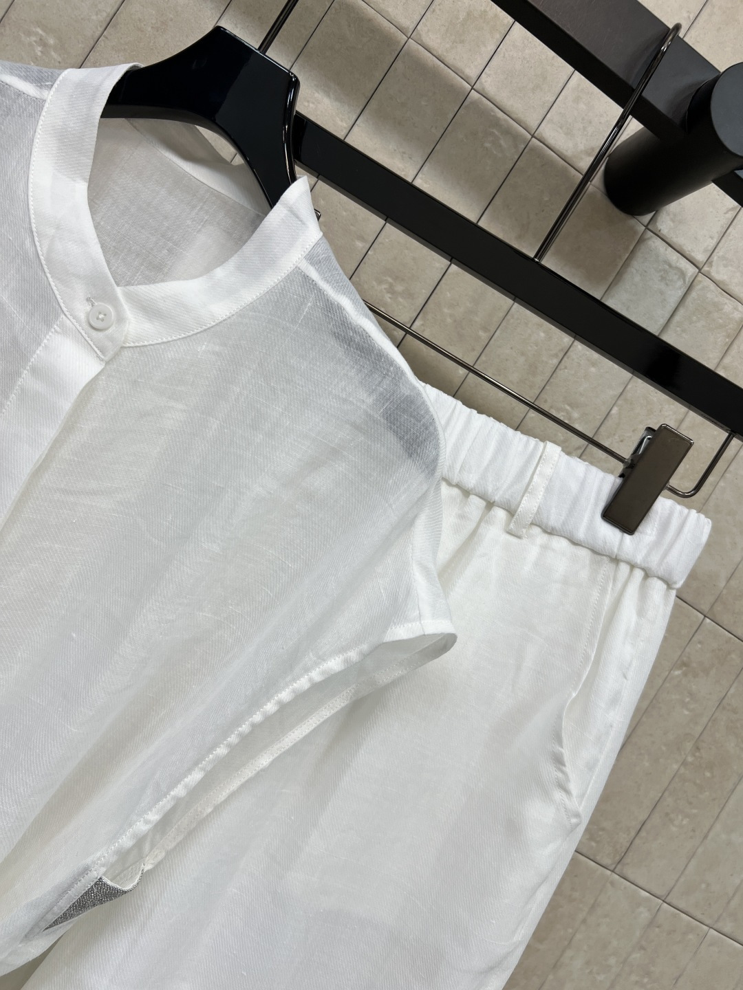 26春夏新款 无袖亚麻套装 立领无袖衬衫+高腰阔腿裤 采用透气纯亚麻面料 侧边收腰绑带 利落修身 松紧腰