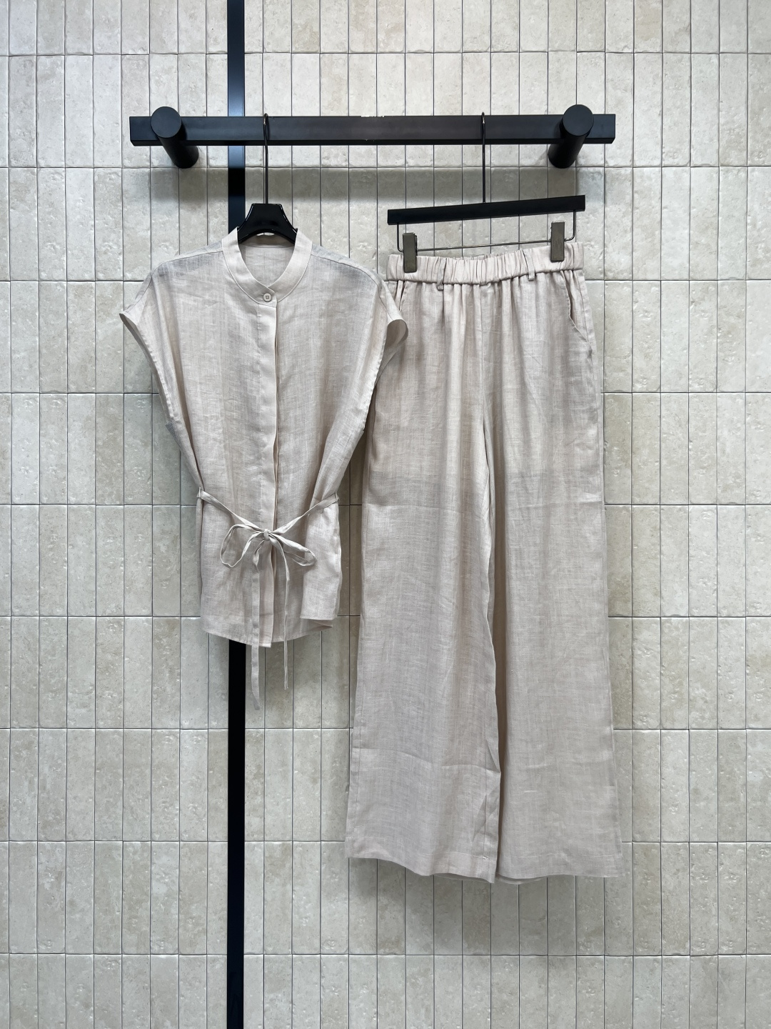 NO:803139,Shirts and trousers 26 spring and summer new styles Sleeveless linen suit Stand-up collar sleeveless shirt + high-waisted wide-leg pants Made of breathable pure linen fabric Side waist straps Neat and slim fit Elastic waist and drapey wide-leg pants Casual and lazy version Loose version covers the flesh and looks slim Simple and elegant A relaxed fit Commuting and vacationing Easy to control in daily life Three sizes in one color Size/S-M-L,, shirts,19860909衬衫 长裤 26春夏新款 无袖亚麻套装 立领无袖衬衫+高腰阔腿裤 采用透气纯亚麻面料 侧边收腰绑带 利落修身 松紧腰垂感阔腿裤 随性慵懒版型 宽松版型遮肉显瘦 简约大气 一身松弛 通勤度假 日常都能轻松驾驭 一色三码Size/S-M-L,,shirts,,Women's clothing