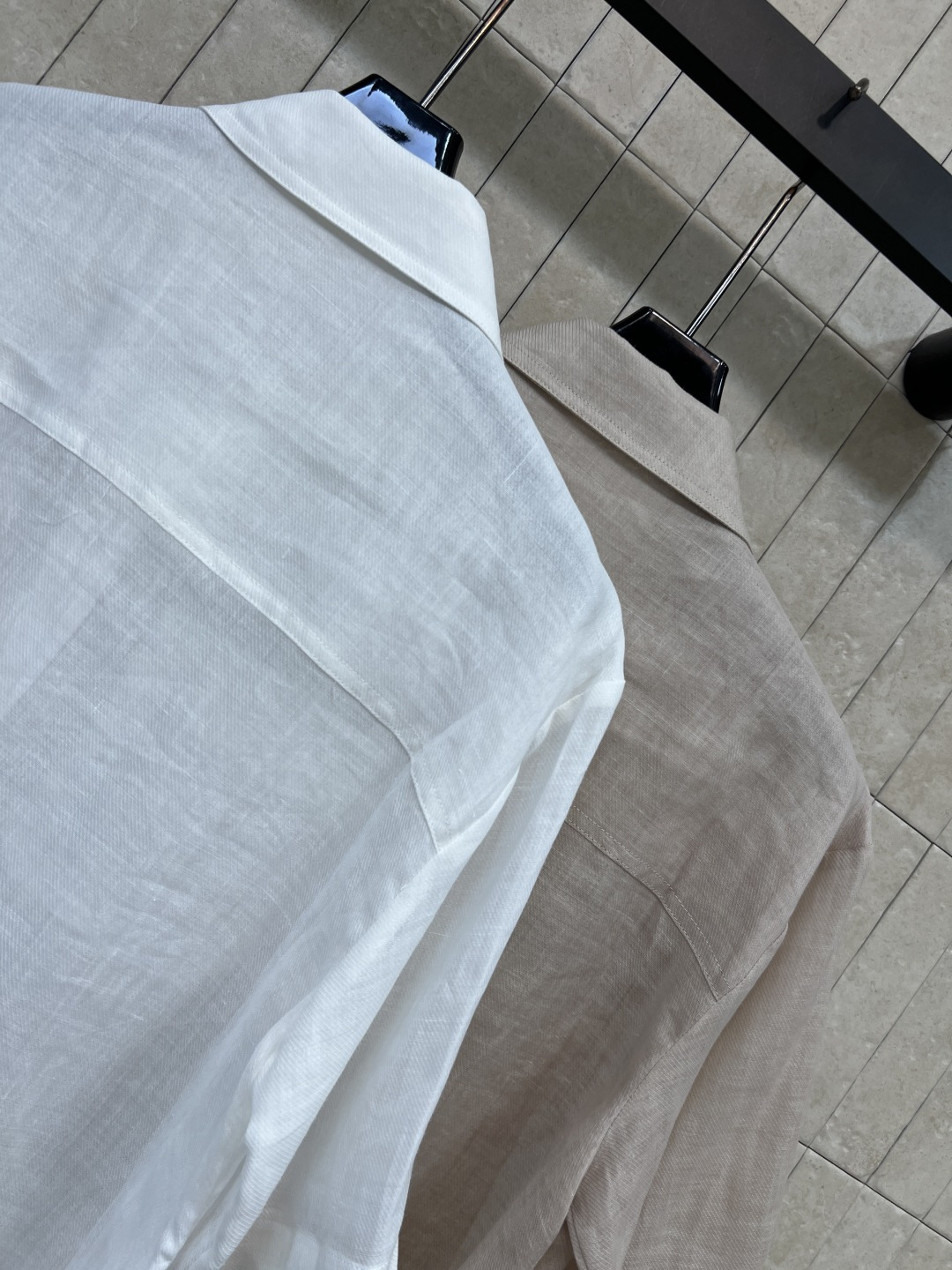 26春夏新款 亚麻短袖衬衫 采用轻薄透气亚麻面料 双口袋设计实用又有工装感 翻领+宽松版型 简约百搭 通