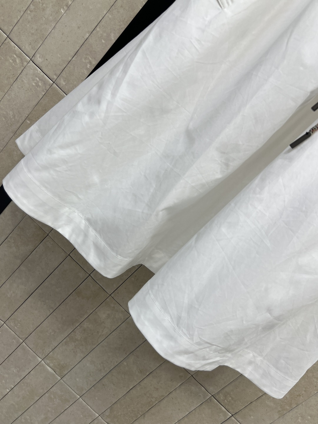 BUR家 26春夏新款 白色连衣裙 立领+短袖设计 简约利落 抽绳收腰超显身材比例 轻松修饰腰线 裙身轻