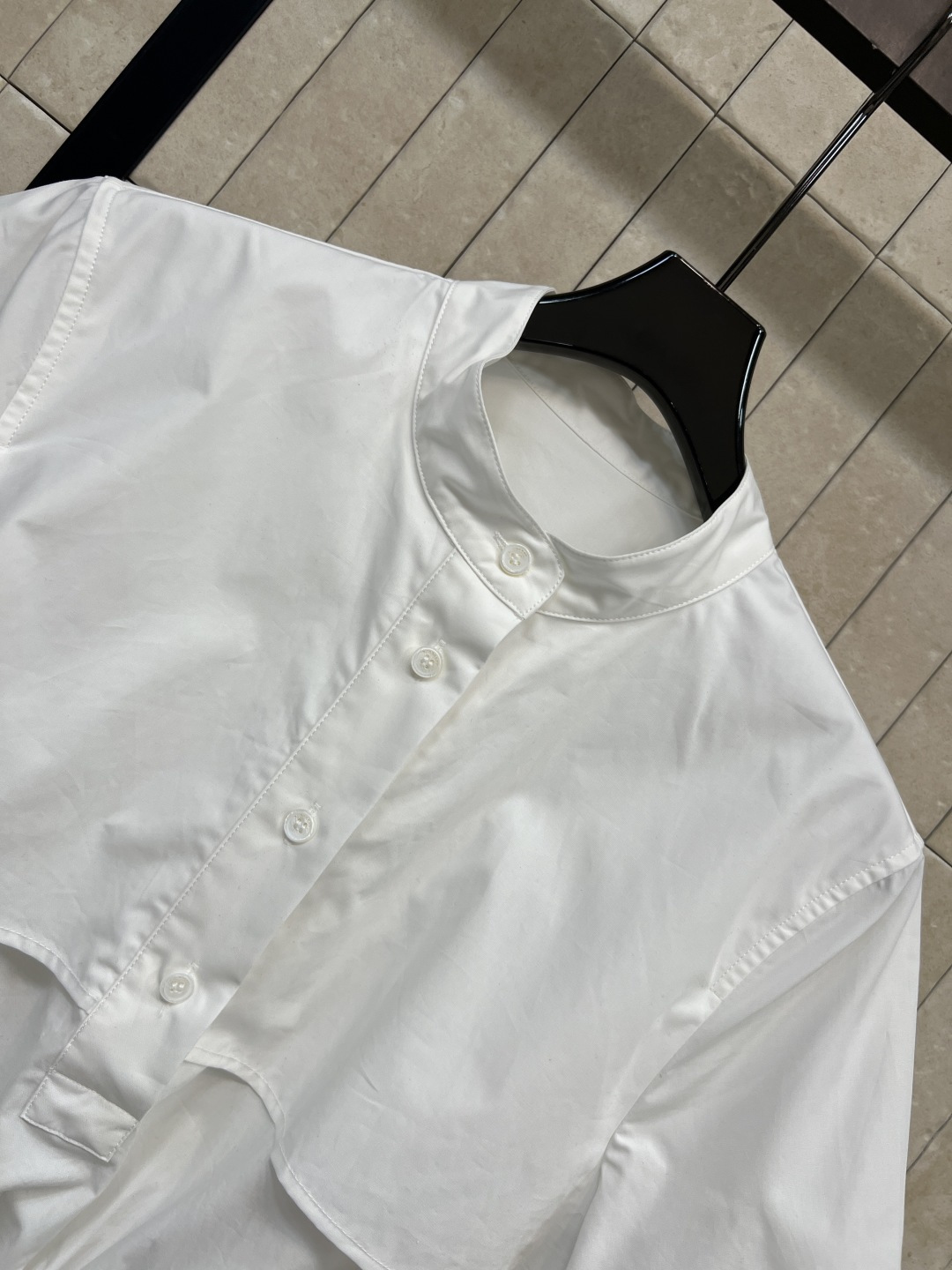 BUR家 26春夏新款 白色连衣裙 立领+短袖设计 简约利落 抽绳收腰超显身材比例 轻松修饰腰线 裙身轻