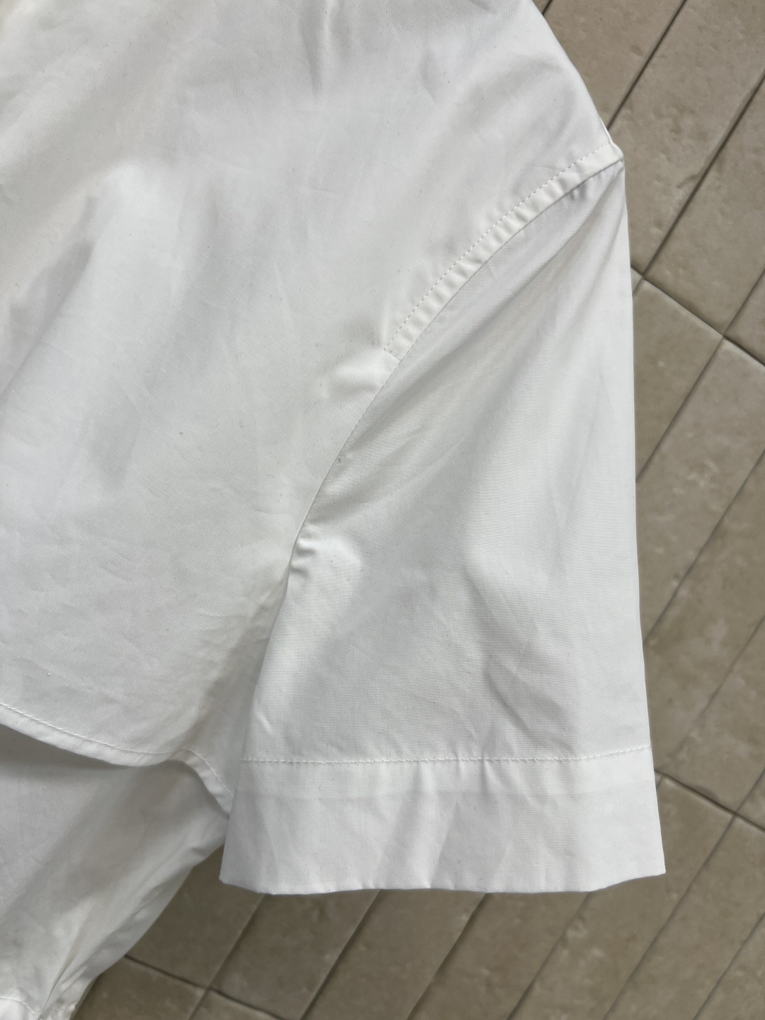 BUR家 26春夏新款 白色连衣裙 立领+短袖设计 简约利落 抽绳收腰超显身材比例 轻松修饰腰线 裙身轻