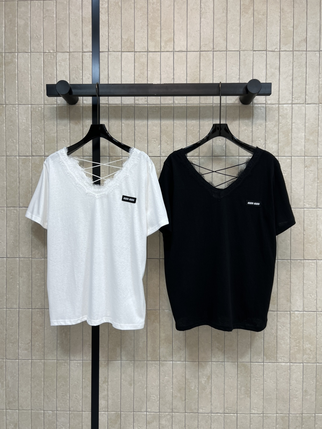 NO:803154,MIU's new spring and summer 26 V-neck short-sleeved T-shirt. The fabric is soft and skin-friendly. It is super comfortable to wear in summer. V-neck + hollow cross design on the back. It is full of details. It is fashionable and shows the collarbone. The loose version is not flattering to the figure. The black color is versatile and can be easily worn for commuting, leisure and vacation. It goes well with jeans, short skirts or wide-leg pants. It is simple and has a sense of design.  Two colors and three codes Size/S-M-L,,miumiu,skirts,jeans,T-shirt,tees,t-shirt,19860909MIU家 26春夏新款 V领短袖T恤 面料柔软亲肤 夏天穿超舒服 V领+背后镂空交叉设计 细节感满满 时髦又显锁骨 宽松版型不挑身材 黑色百搭 通勤 休闲 度假都能轻松驾驭 搭配牛仔裤 短裙或阔腿裤都很出彩 简约又有设计感 两色三码Size/S-M-L,,miumiu,skirts,jeans,T-shirt,tees，t-shirt,,Women's clothing