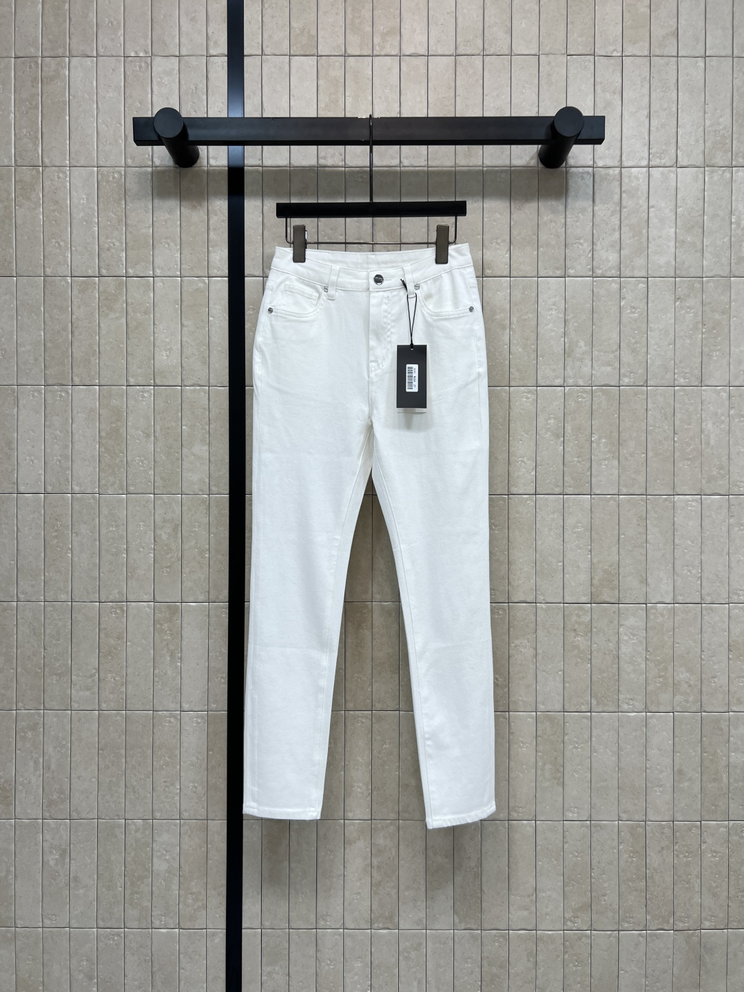 NO:803164,MIU's 26 spring and summer new style white slim jeans, pure cotton fabric is soft and stretchy, comfortable and not tight to wear, straight cut to modify the leg shape, pear-shaped body friendly, great slimming effect, moderate length of pants, easy to manage for commuting and leisure, looks great with shirts, knitwear or T-shirts, easy to create a refreshing and clean style  One color and five codes Size/26-27-28-29-30,,miumiu,jeans,shirts,tees,t-shirt,19860909MIU家 26春夏新款 白色修身牛仔裤 纯棉面料柔软有弹力 穿着舒适不紧绷 直筒剪裁修饰腿型 梨形身材友好 显瘦效果很赞 裤长适中 通勤休闲都能轻松驾驭 搭配衬衫 针织衫或T恤都很出彩 轻松打造清爽干净风格 一色五码Size/26-27-28-29-30,,miumiu,jeans,shirts,tees，t-shirt,,Women's clothing