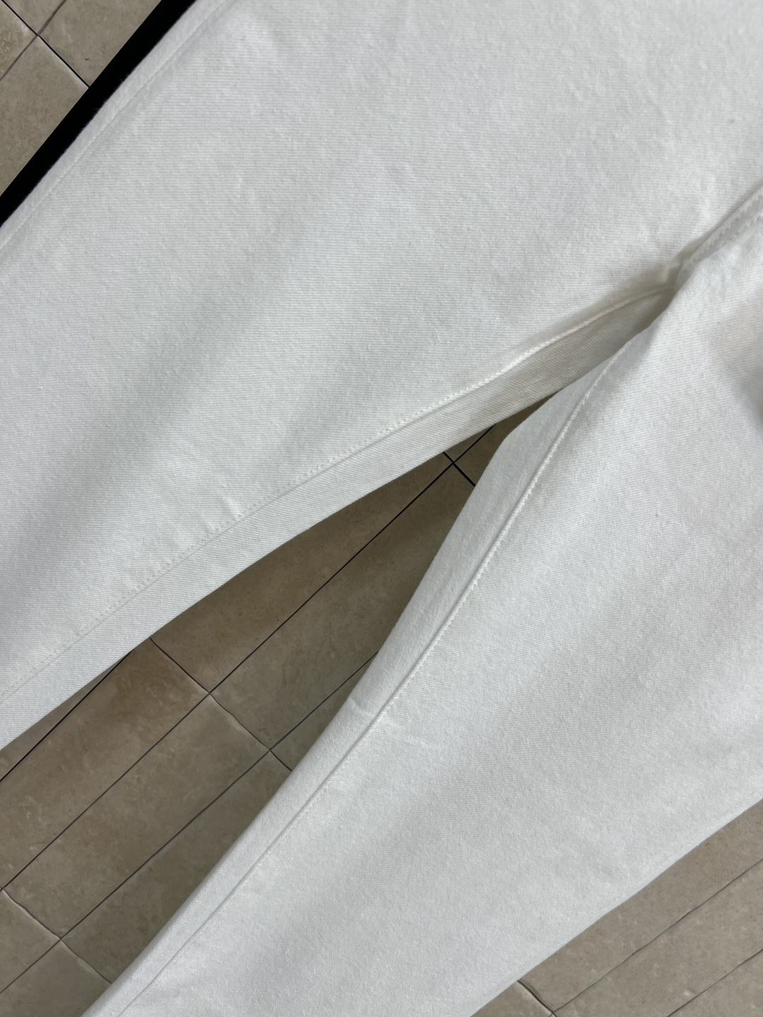 MIU家 26春夏新款 白色修身牛仔裤 纯棉面料柔软有弹力 穿着舒适不紧绷 直筒剪裁修饰腿型 梨形身材友