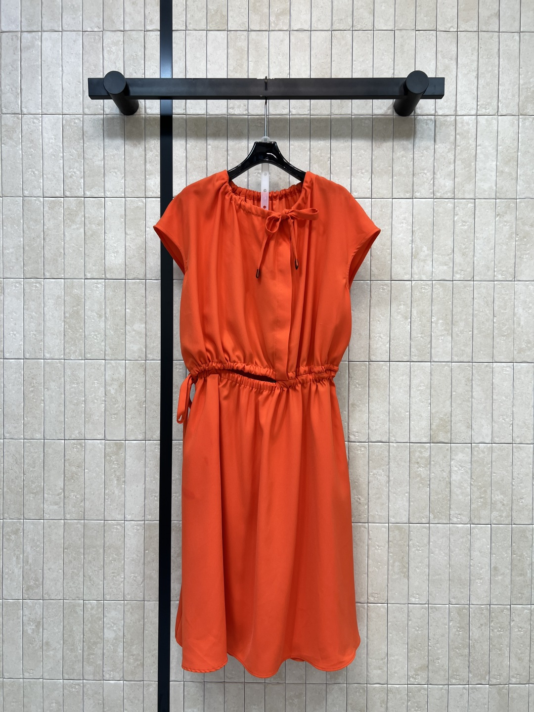 NO:839113,L's 26 new summer style drawstring waist dress. Lightweight fabric. Breathable and comfortable. Suitable for summer. Sleeveless + round neck drawstring design. Elastic drawstring at the waist. Modify the body shape and feel comfortable. Yellow leather can be easily controlled. It is great for daily outings and vacation photos. The skirt length is moderate. Pair with sandals or white shoes. Easily get a lazy atmosphere. Two colors and four sizes. Size/S-M-L-XL,, louis  vuitton,sandals,skirts,19860909L家 26夏季新款 抽绳收腰连衣裙 轻薄面料 透气舒适 夏天穿超合适 无袖+圆领抽绳设计 腰部松紧抽绳 修饰身形又自在 黄皮也能轻松驾驭 日常出街 度假拍照都很出片 裙长适中 搭配凉鞋或小白鞋 轻松get慵懒氛围感 两色四码Size/S-M-L-XL,,louis vuitton,sandals,skirts,,Women's clothing