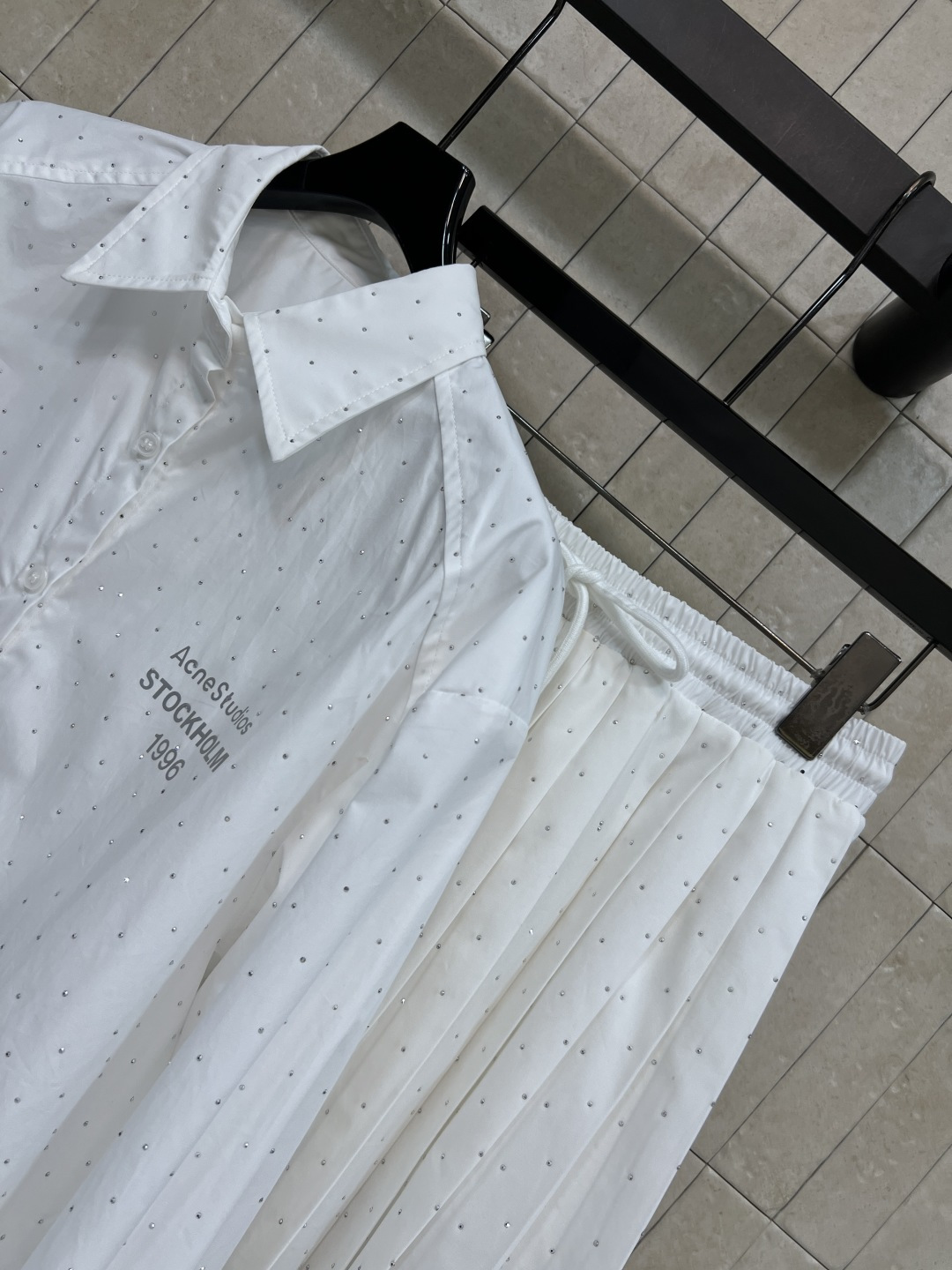26夏季新款 烫钻衬衫套装 翻领衬衫+抽绳百褶裙 棉质面料 舒适透气 前短后长的设计还能优化比例 宽松版