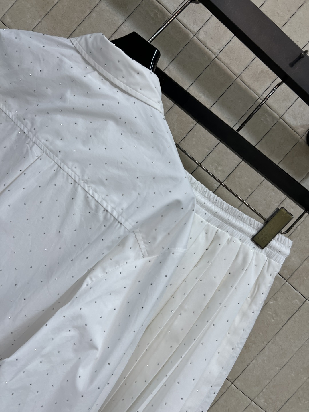 26夏季新款 烫钻衬衫套装 翻领衬衫+抽绳百褶裙 棉质面料 舒适透气 前短后长的设计还能优化比例 宽松版