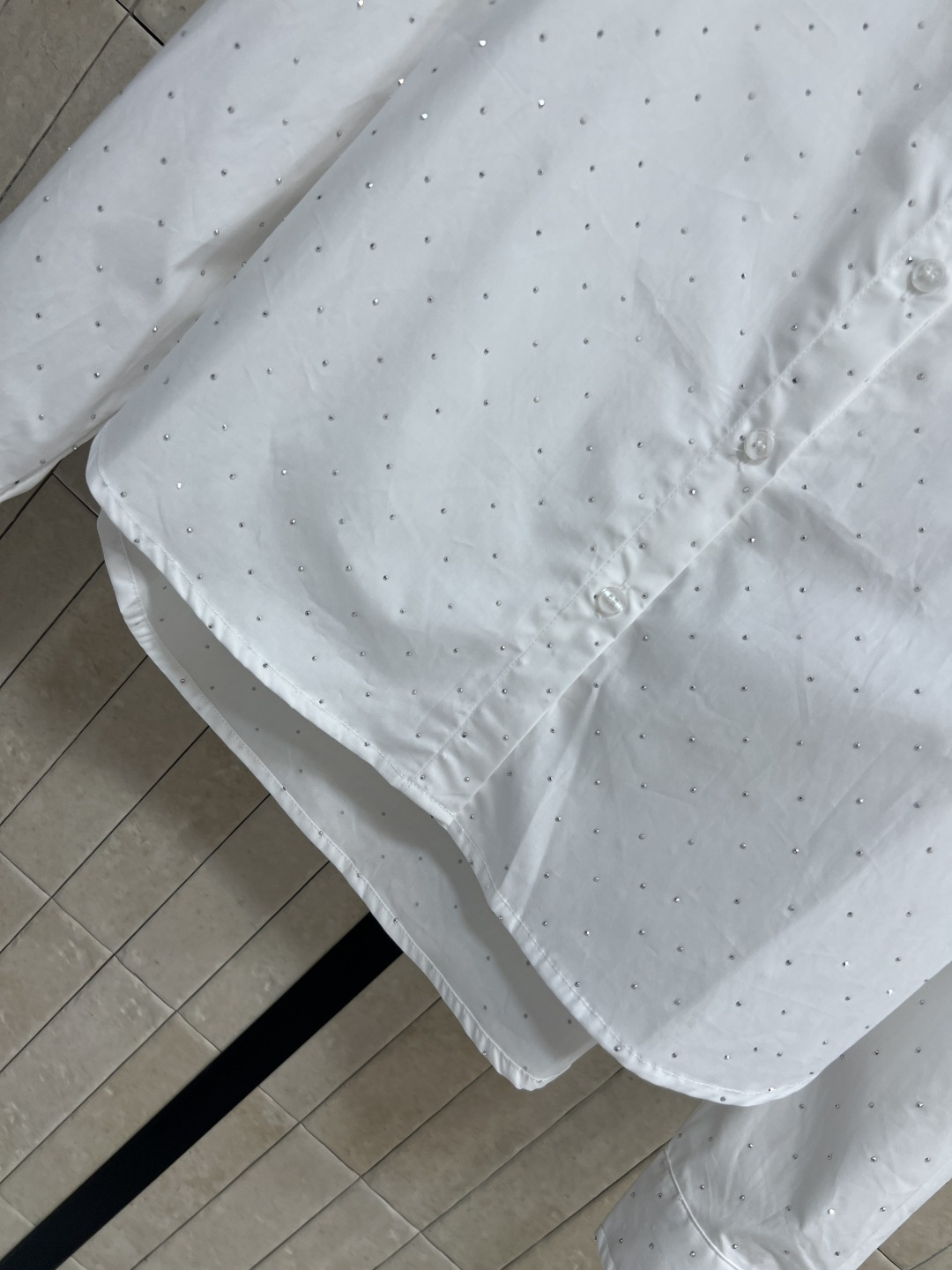 26夏季新款 烫钻衬衫套装 翻领衬衫+抽绳百褶裙 棉质面料 舒适透气 前短后长的设计还能优化比例 宽松版