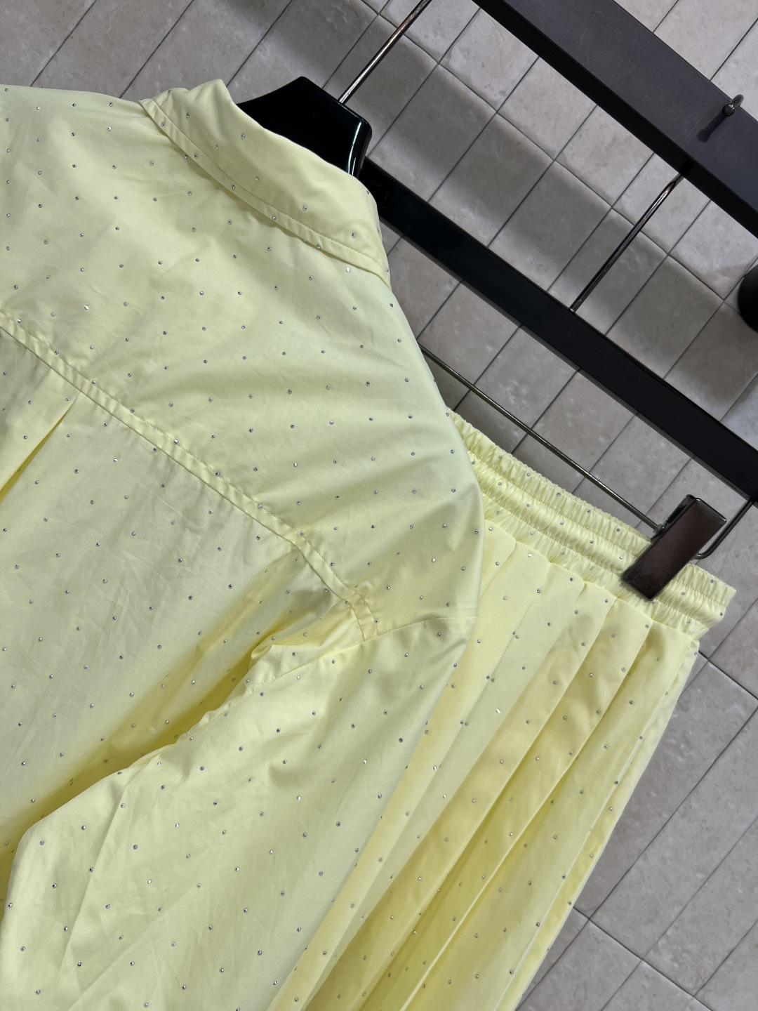 26夏季新款 烫钻衬衫套装 翻领衬衫+抽绳百褶裙 棉质面料 舒适透气 前短后长的设计还能优化比例 宽松版