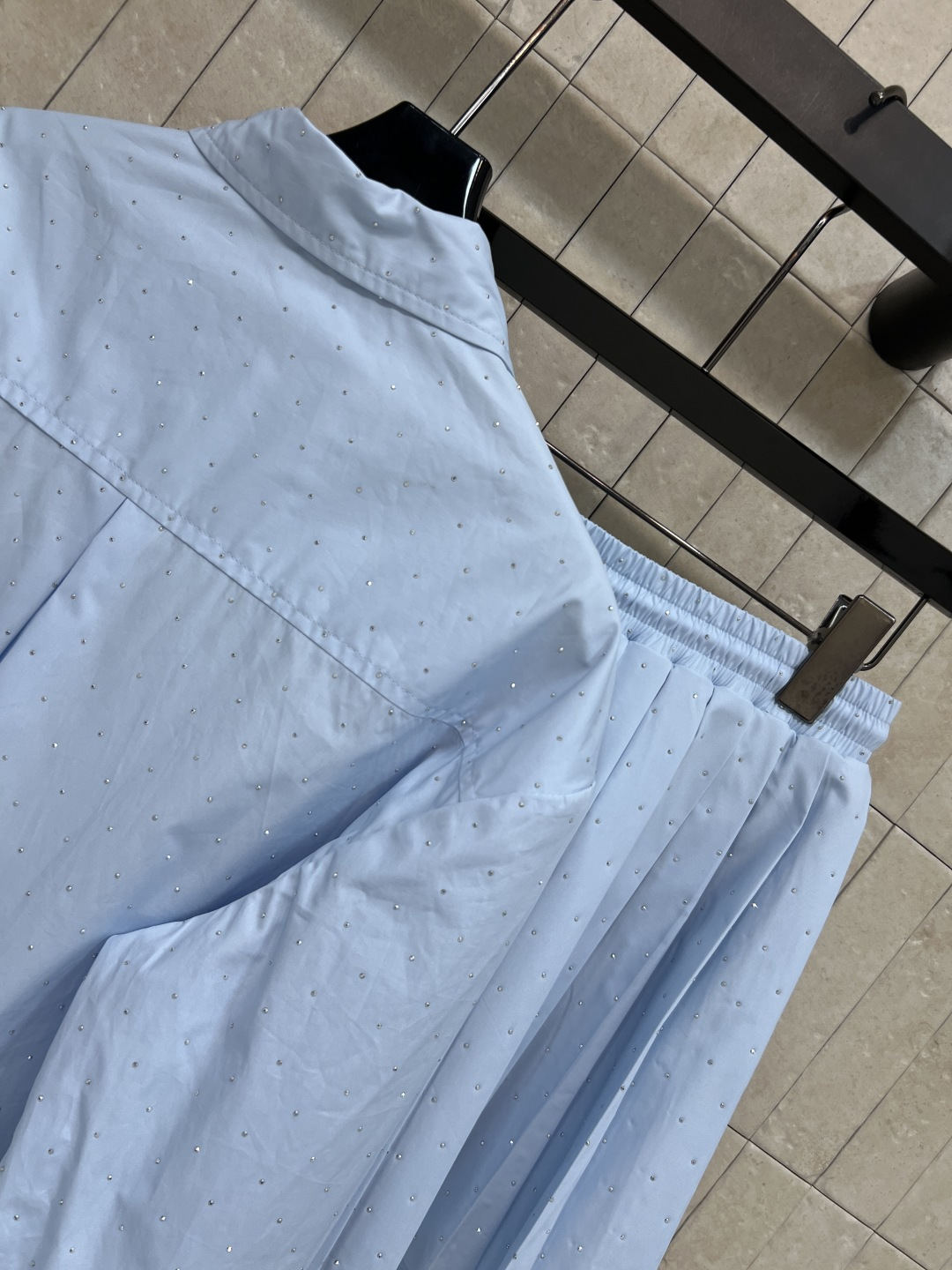 26夏季新款 烫钻衬衫套装 翻领衬衫+抽绳百褶裙 棉质面料 舒适透气 前短后长的设计还能优化比例 宽松版