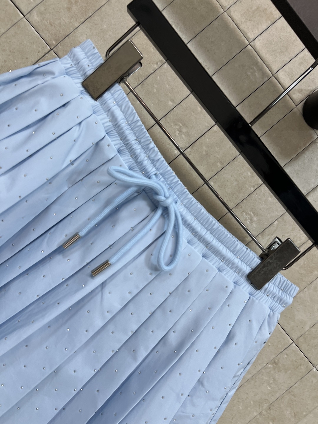 26夏季新款 烫钻衬衫套装 翻领衬衫+抽绳百褶裙 棉质面料 舒适透气 前短后长的设计还能优化比例 宽松版