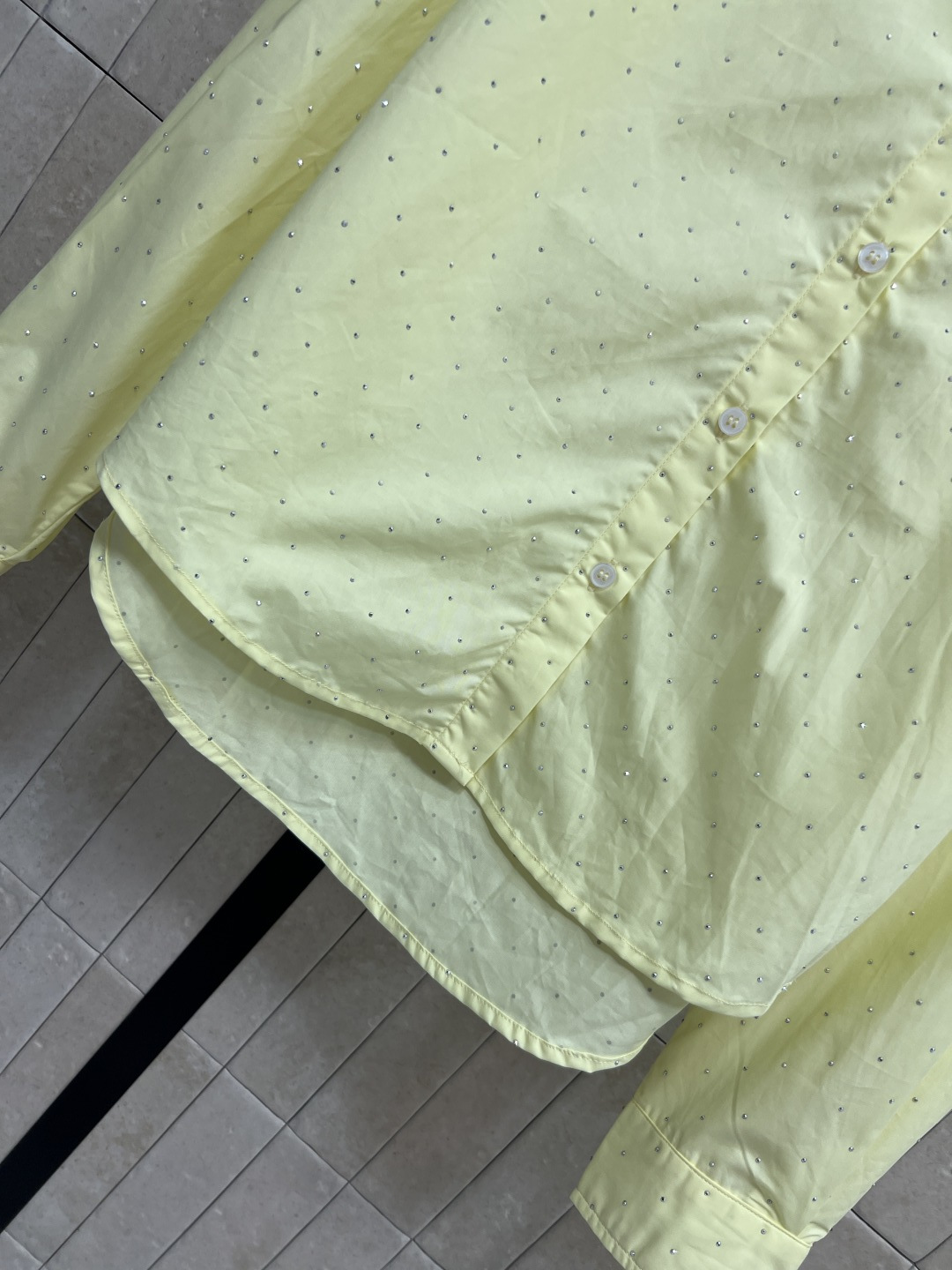 26夏季新款 烫钻衬衫套装 翻领衬衫+抽绳百褶裙 棉质面料 舒适透气 前短后长的设计还能优化比例 宽松版